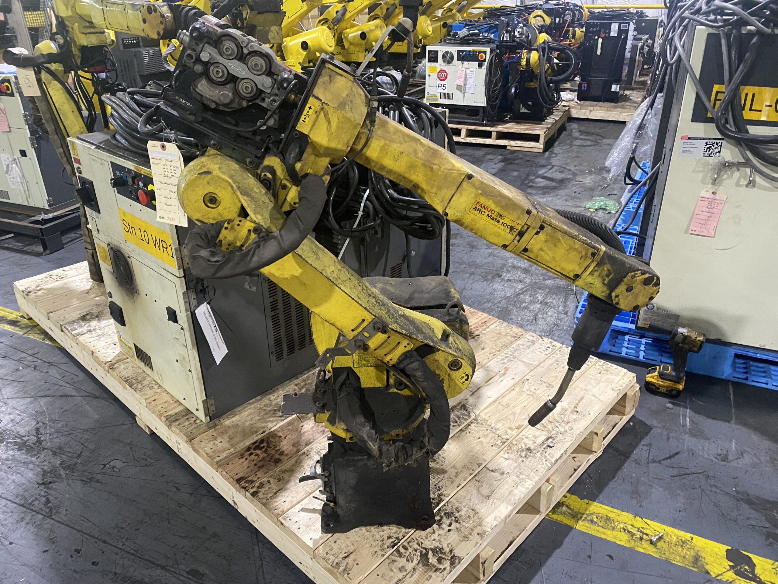 FANUC ArcMate 100iC/6L Complete w/ R‑30iB Cntrls & Lincoln Weld Equip PARTS ONLY 1
