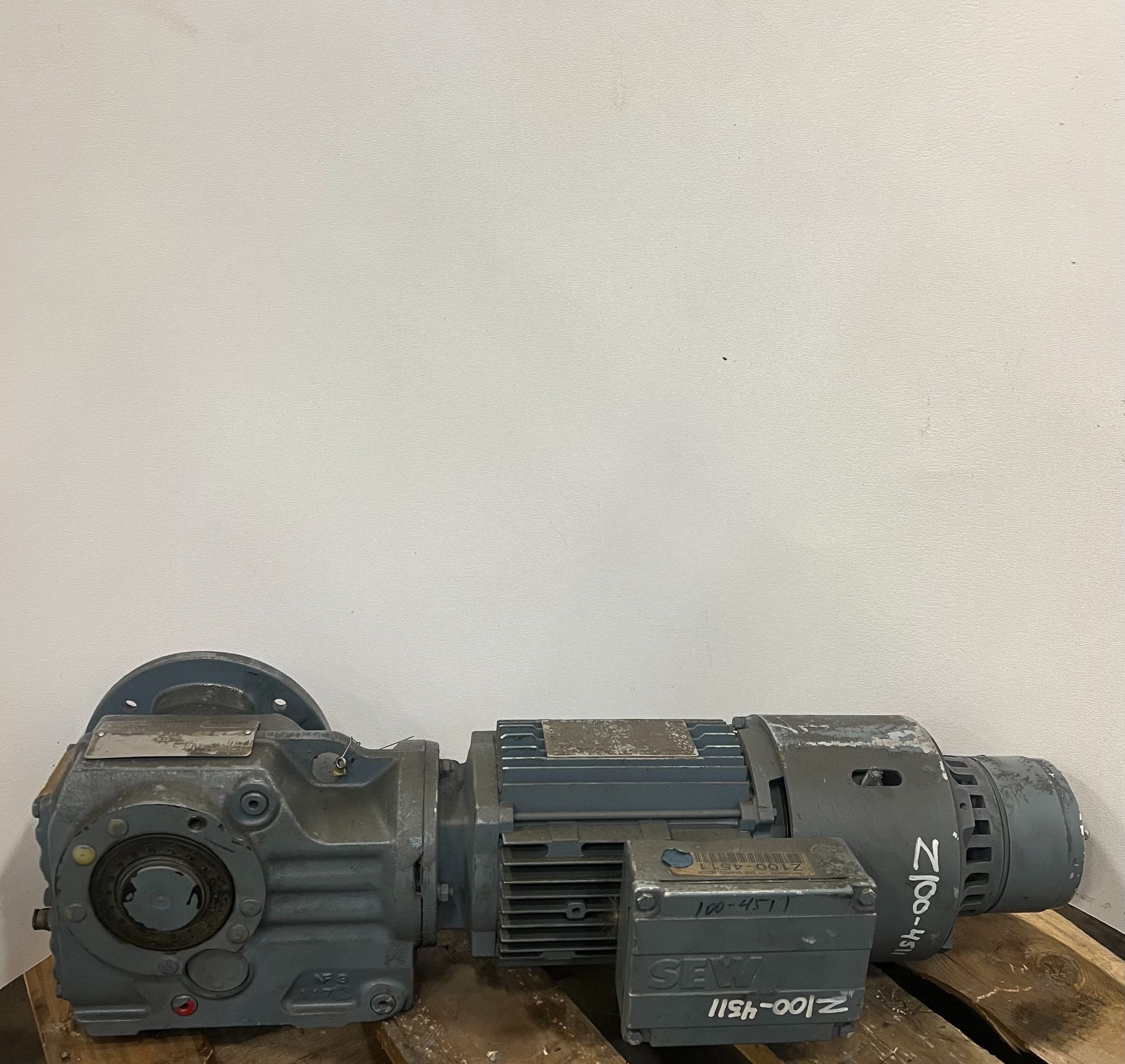 SEW‑EURODRIVE KAF37DT80N4 Gearmotor Assembly USED 0