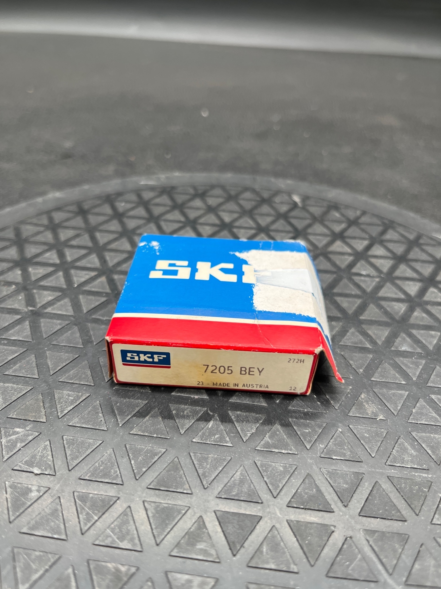 SKF 7205 BEY Single Row Angular Contact Ball Bearing NEW 1