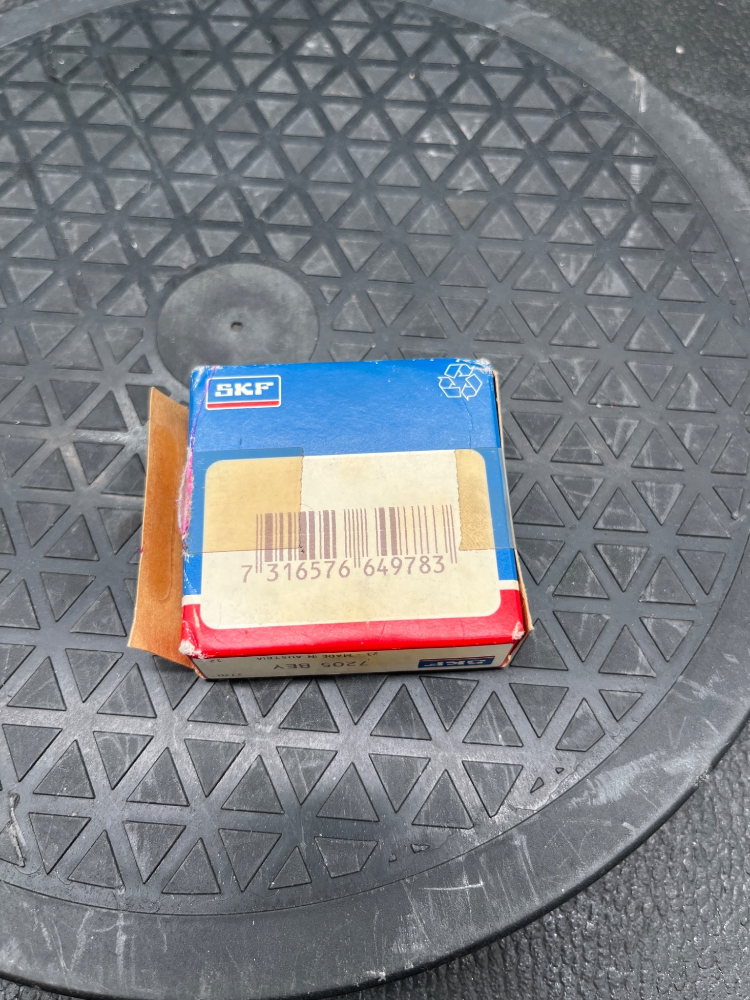 SKF 7205 BEY Single Row Angular Contact Ball Bearing NEW 4