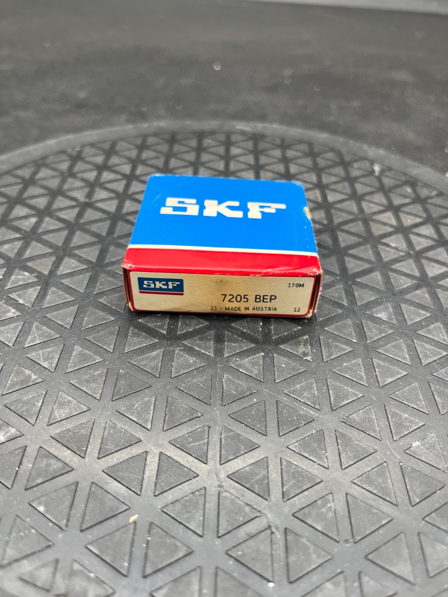 SKF 7205 BEP Single Row Angular Contact Ball Bearing NEW 1
