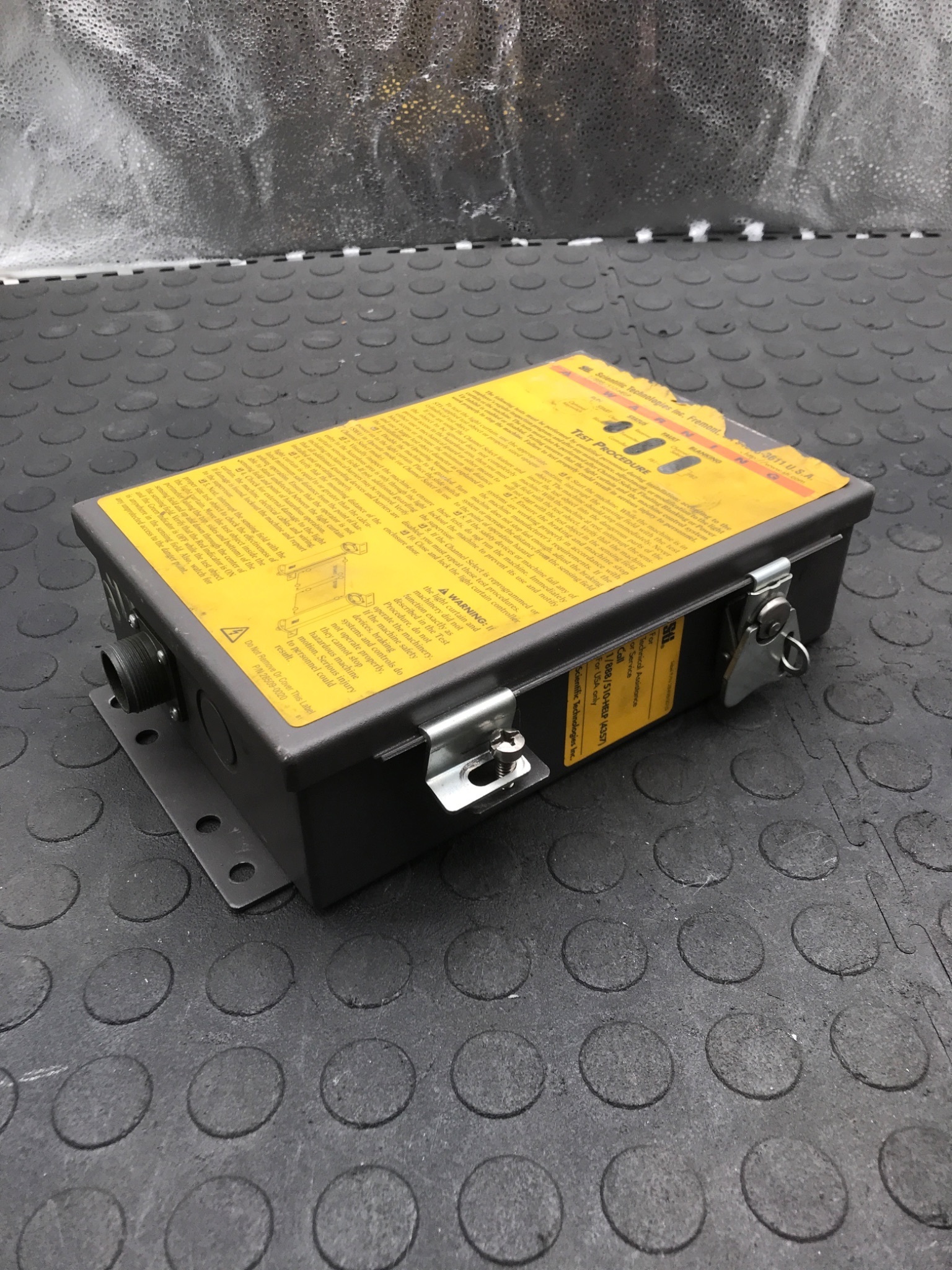 SCIENTIFIC TECHNOLOGIES 82352‑0010 Universal Safety Controller USED 2