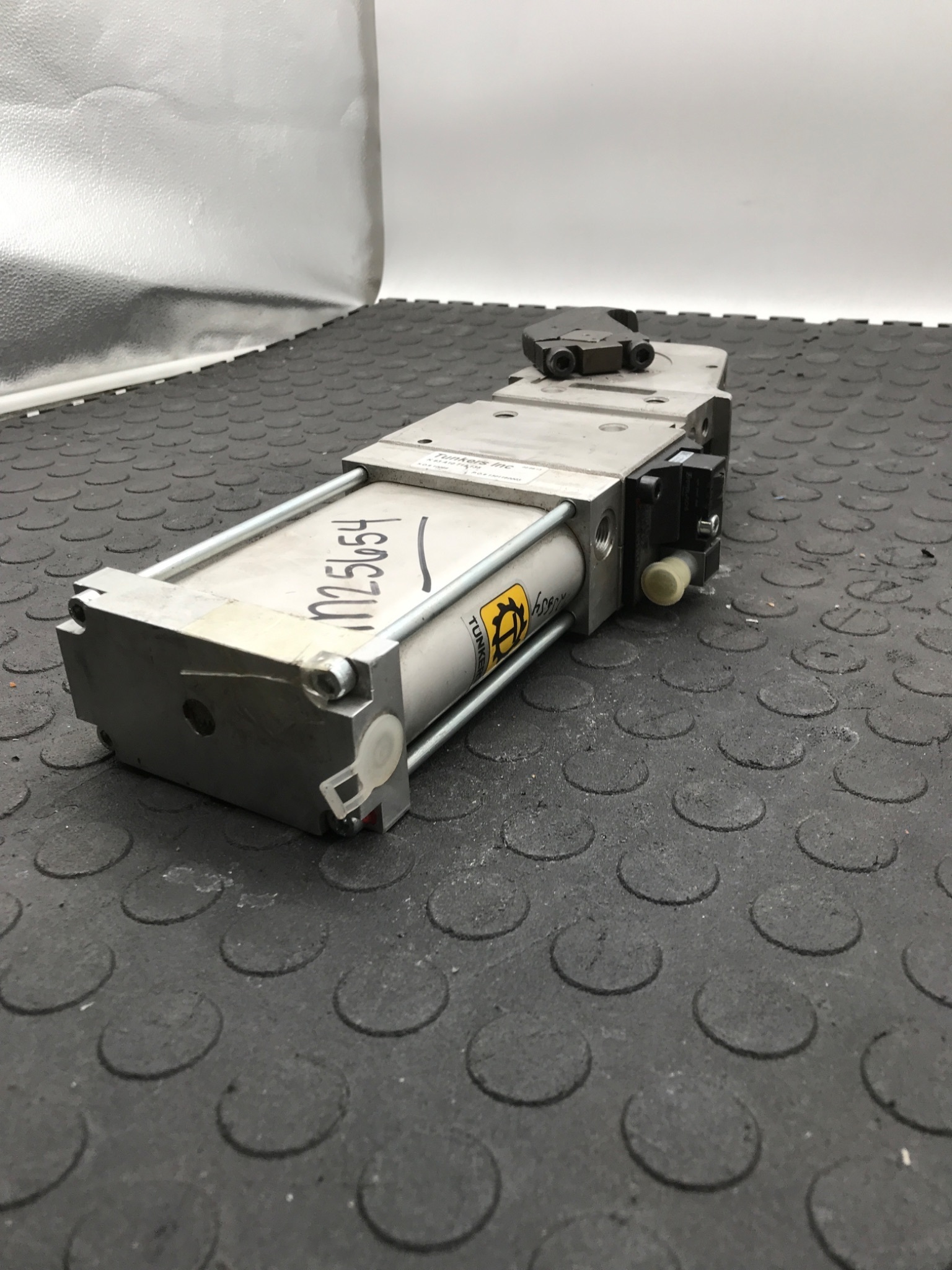 TUNKERS K‑63‑A10‑T12‑135 Pneumatic Clamp USED 4