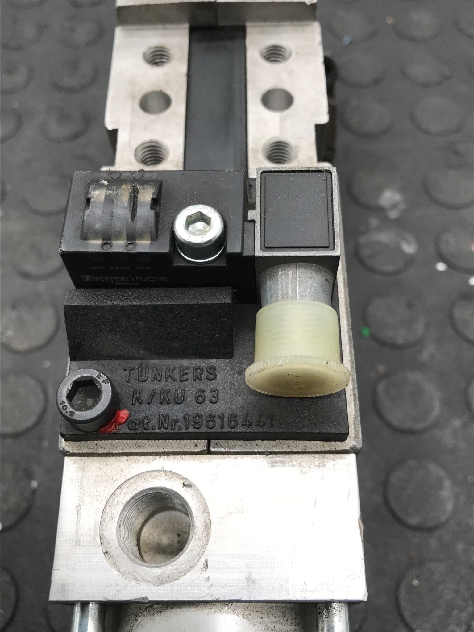 TUNKERS K‑63‑A10‑T12‑135 Pneumatic Clamp USED 8
