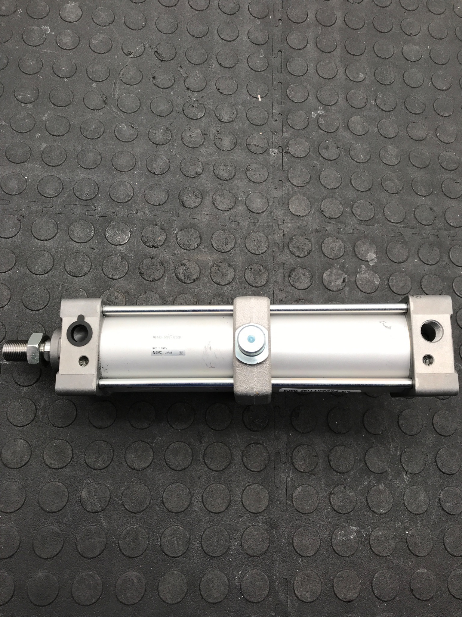 SMC PNEUMATICS MBT63‑200Z‑XC3DD Air Cylinder USED 1