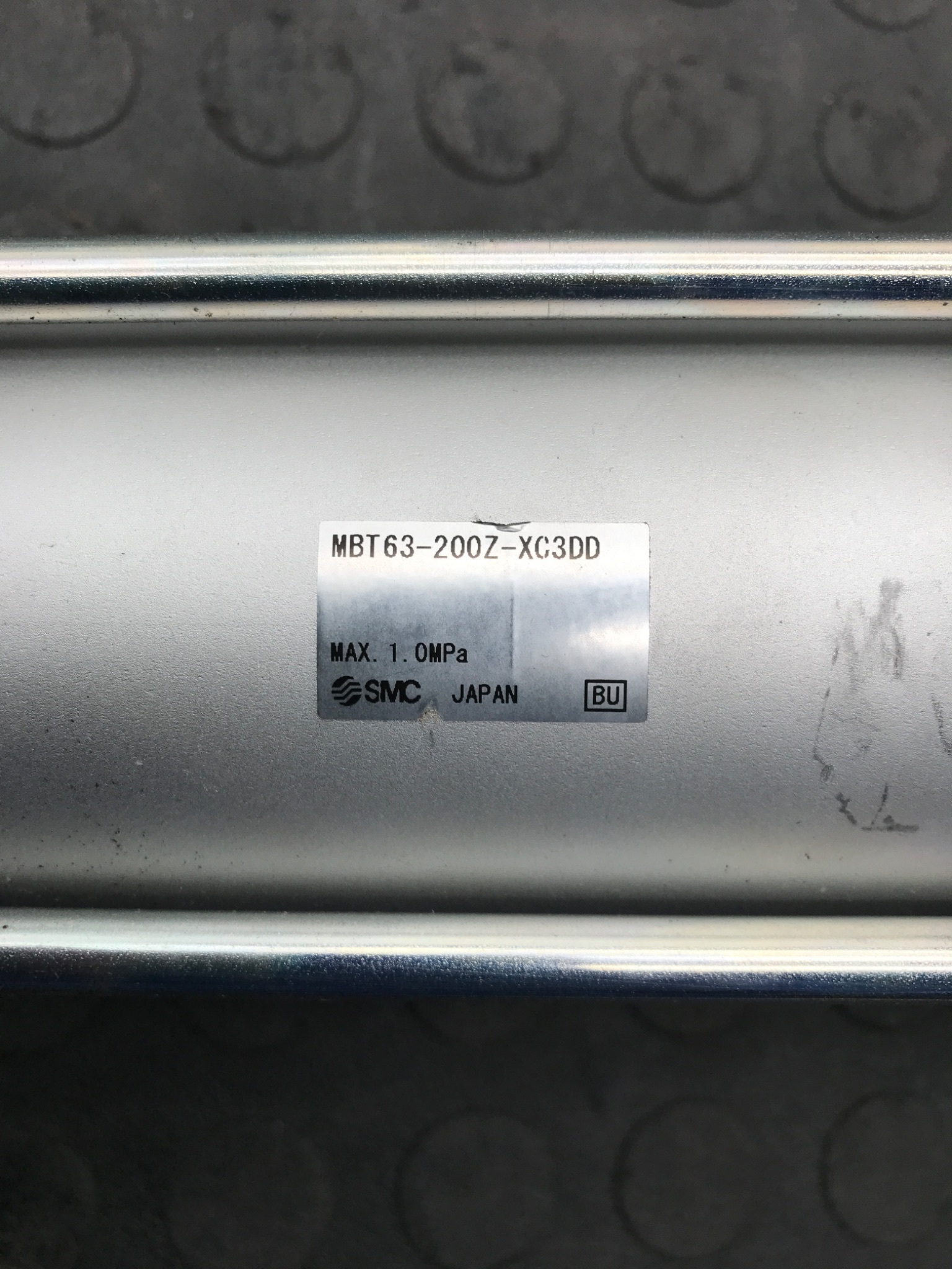 SMC PNEUMATICS MBT63‑200Z‑XC3DD Air Cylinder USED 2
