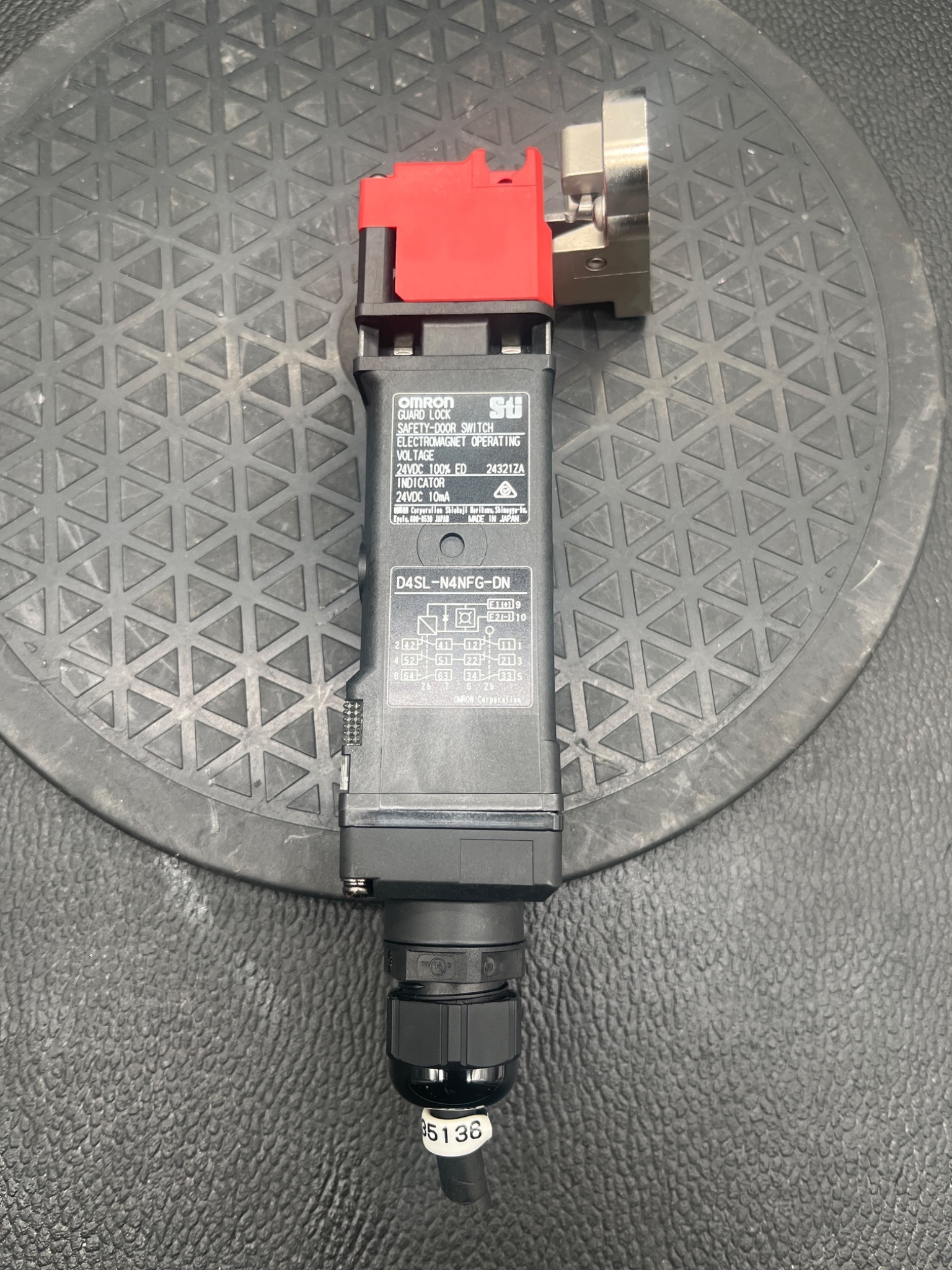 OMRON D4SL‑N4NFG‑DN Guard Lock Safety Door Switch USED 1