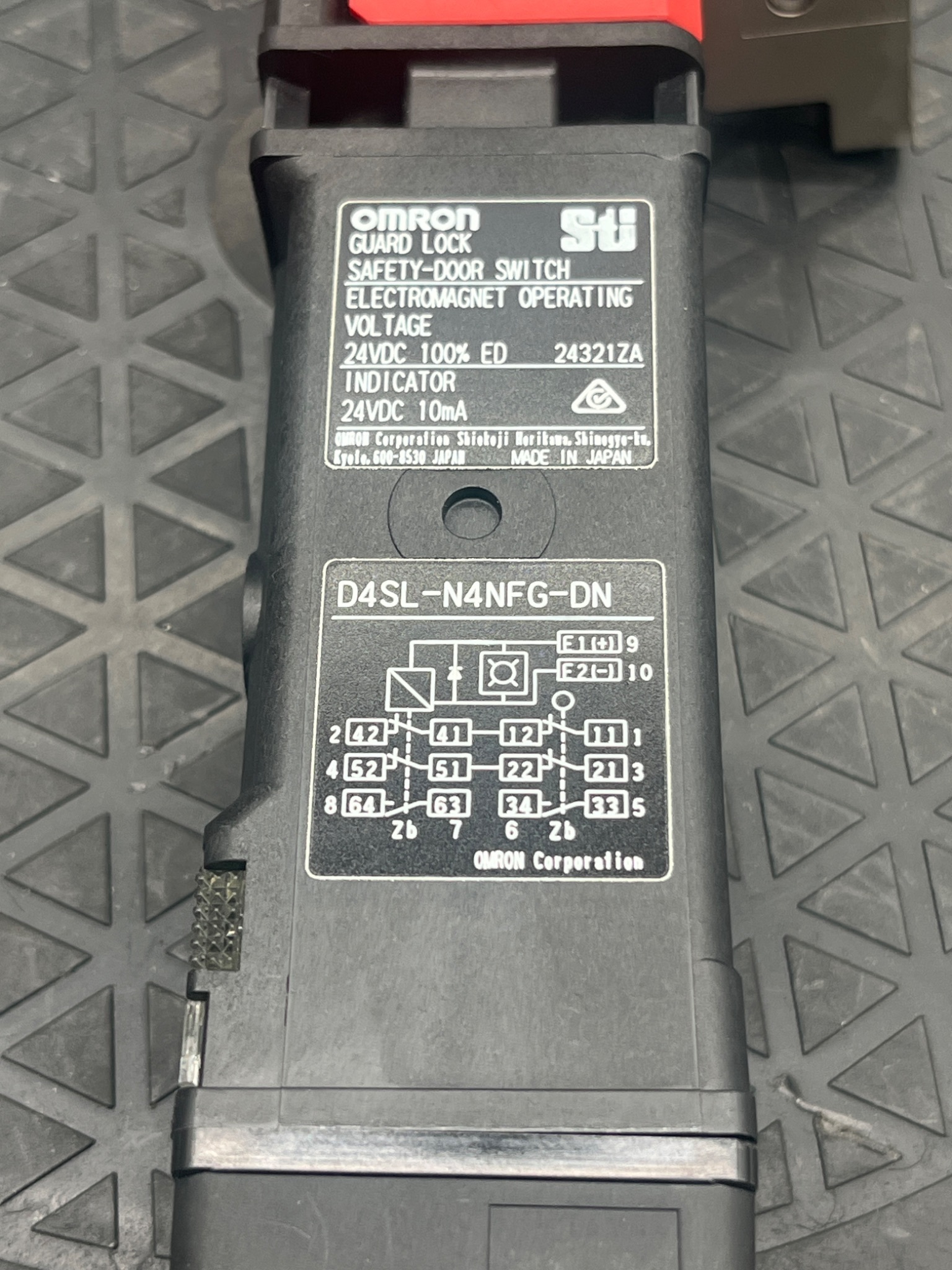 OMRON D4SL‑N4NFG‑DN Guard Lock Safety Door Switch USED 2