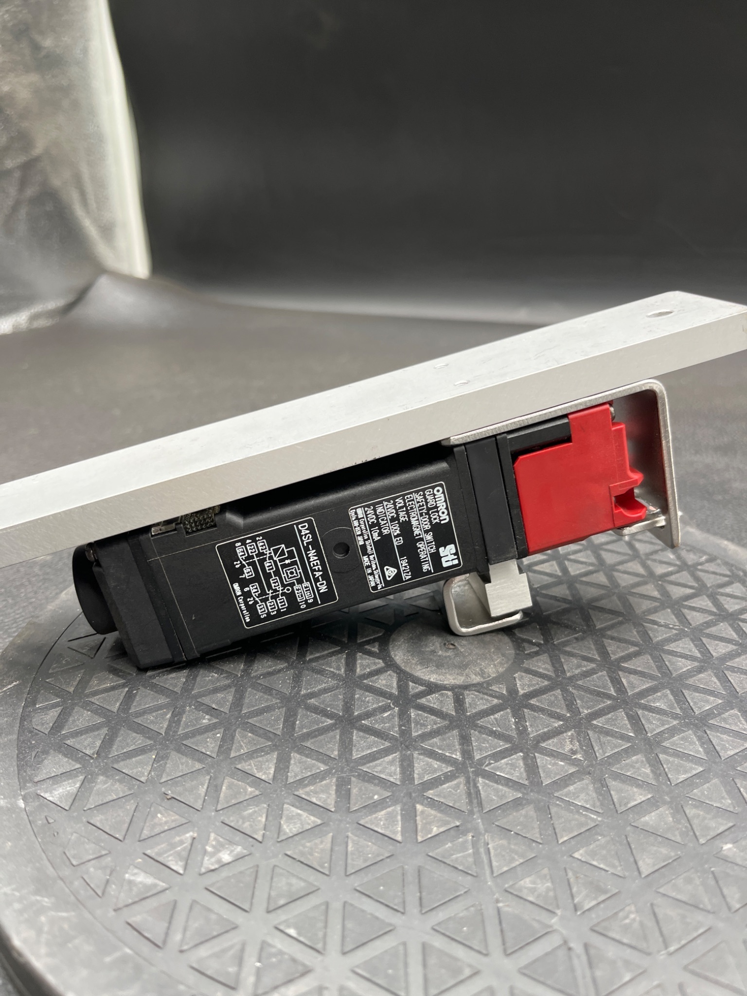 OMRON D4SL‑N4EFA‑DN Guard Lock Safety Door Switch USED 2