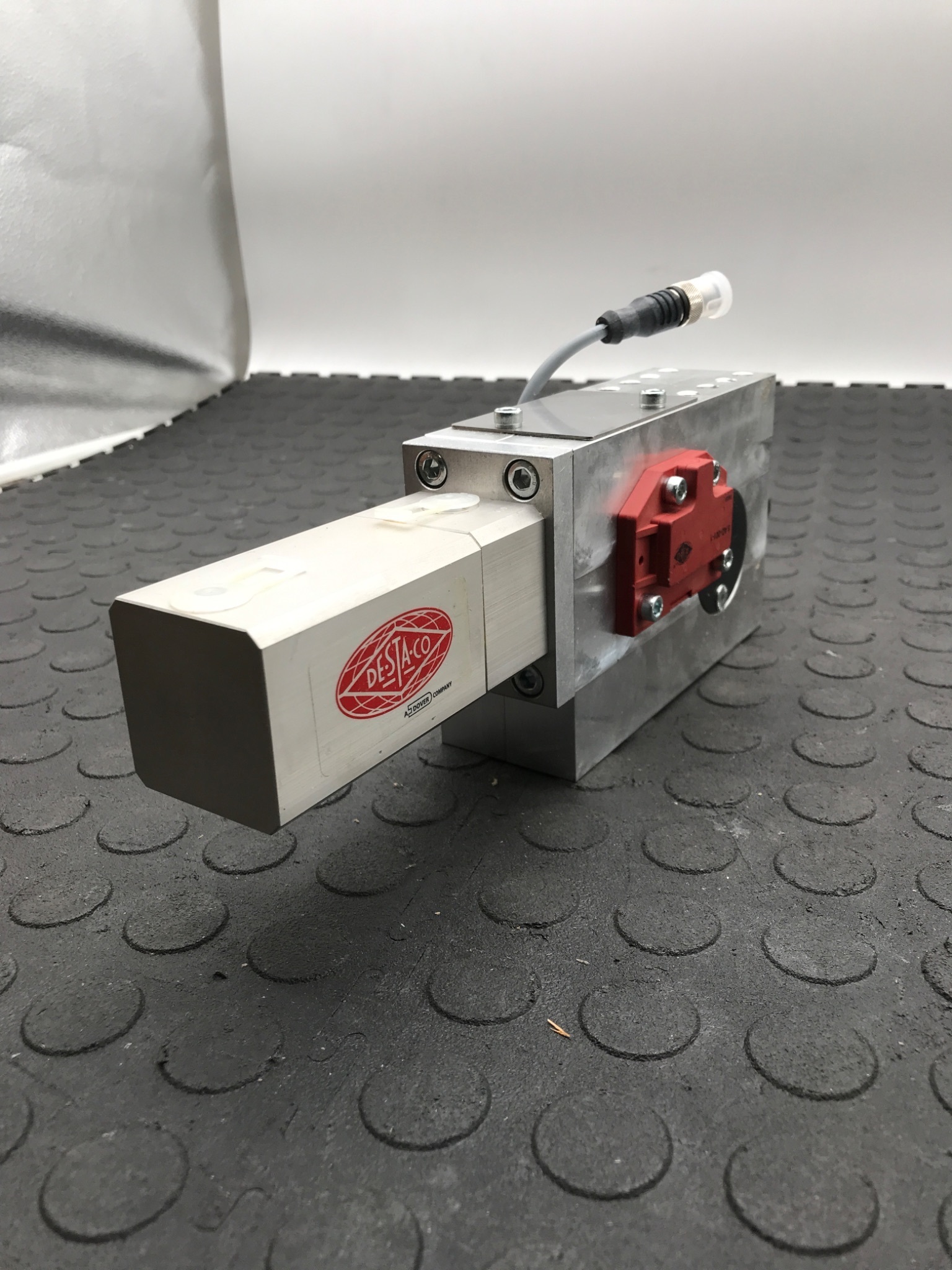 DE‑STA‑CO 82P30‑320B831 Pneumatic Power Clamp with Safety Switch USED 1