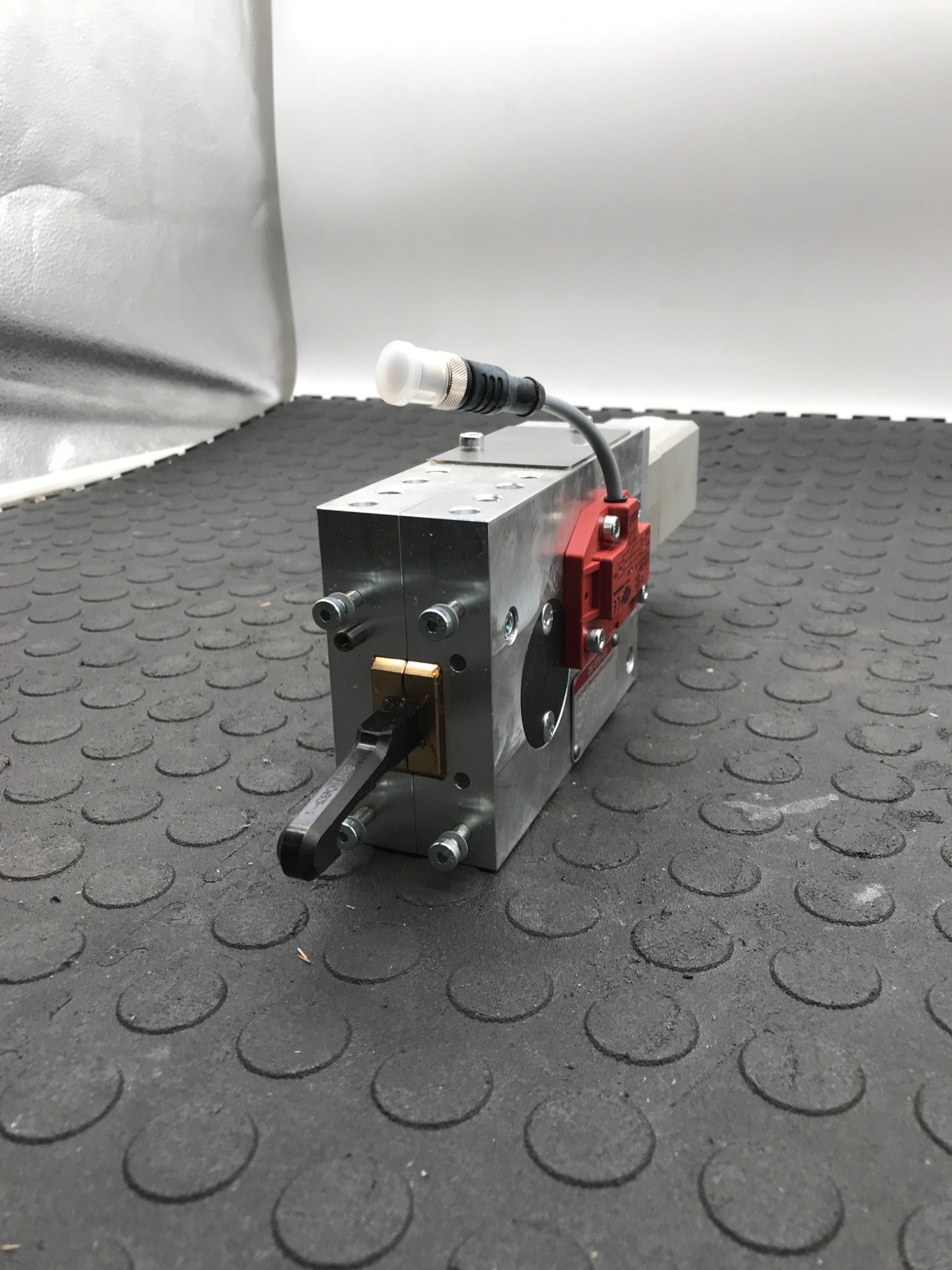 DE‑STA‑CO 82P30‑320B831 Pneumatic Power Clamp with Safety Switch USED 2