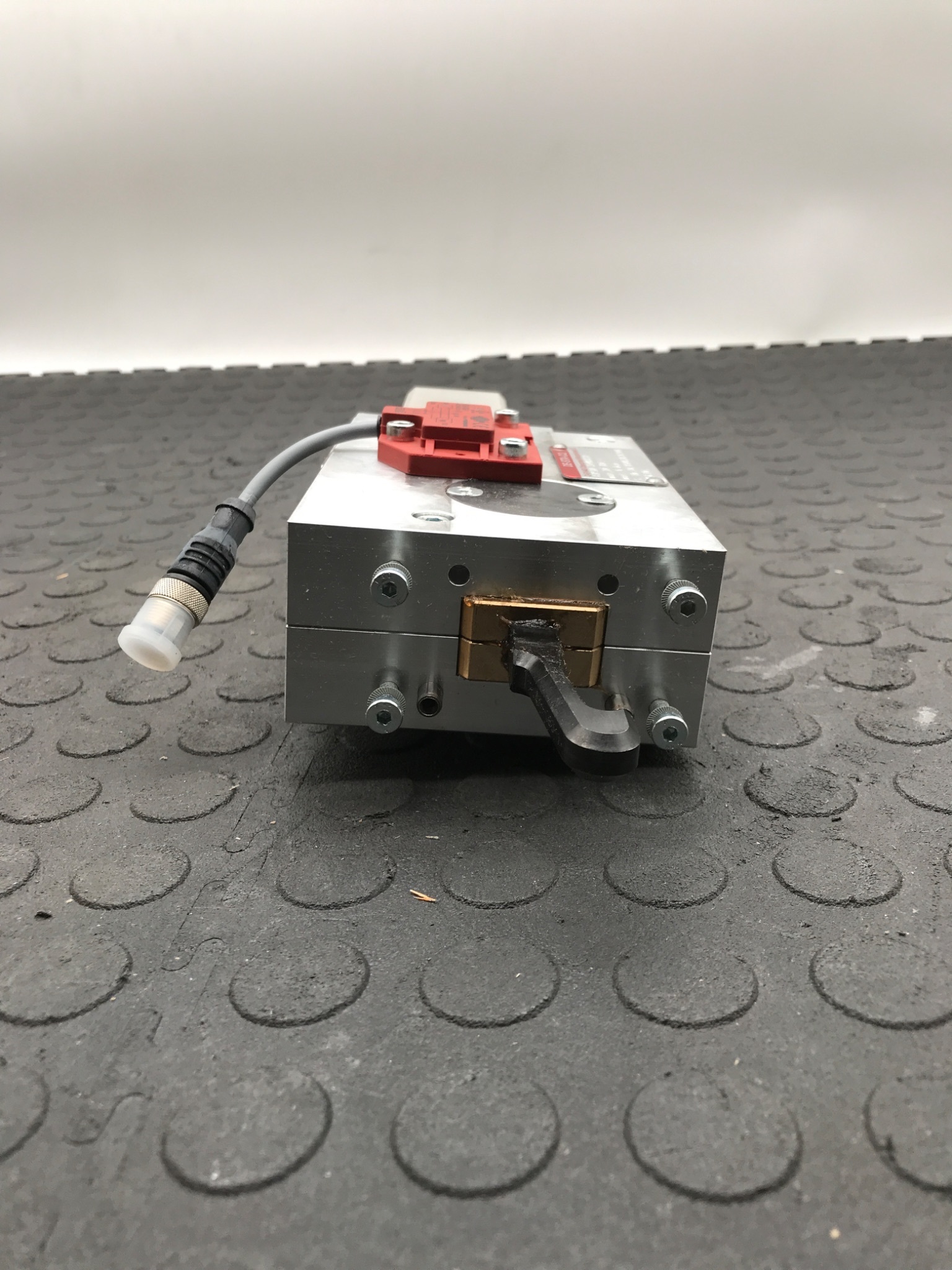 DE‑STA‑CO 82P30‑320B831 Pneumatic Power Clamp with Safety Switch USED 3