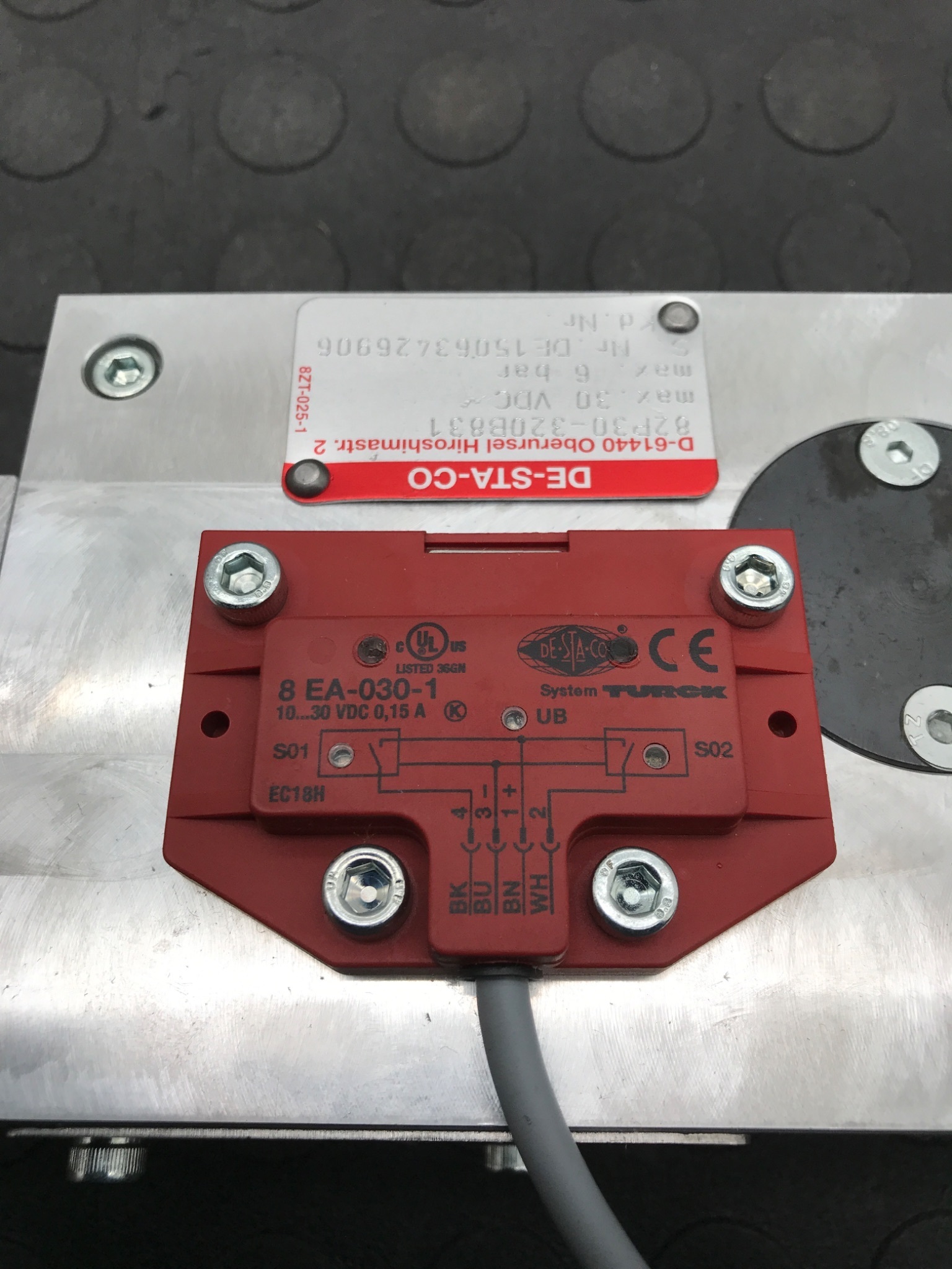 DE‑STA‑CO 82P30‑320B831 Pneumatic Power Clamp with Safety Switch USED 5
