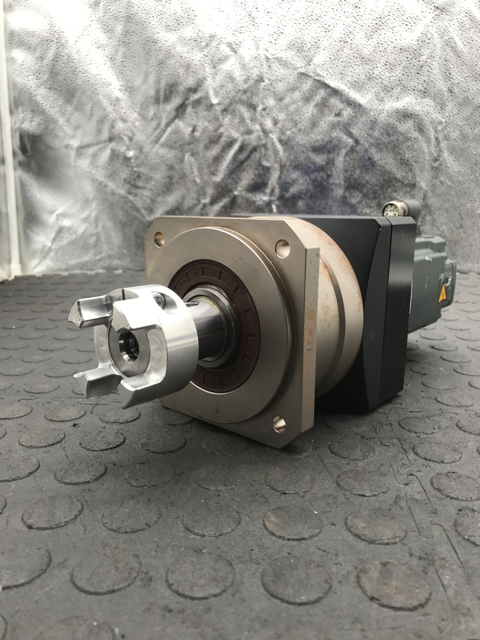 SIEMENS 1FK2204‑6AF01‑0SA0 SIMOTICS S Servo Motor w/ Sesame Gearbox USED 2