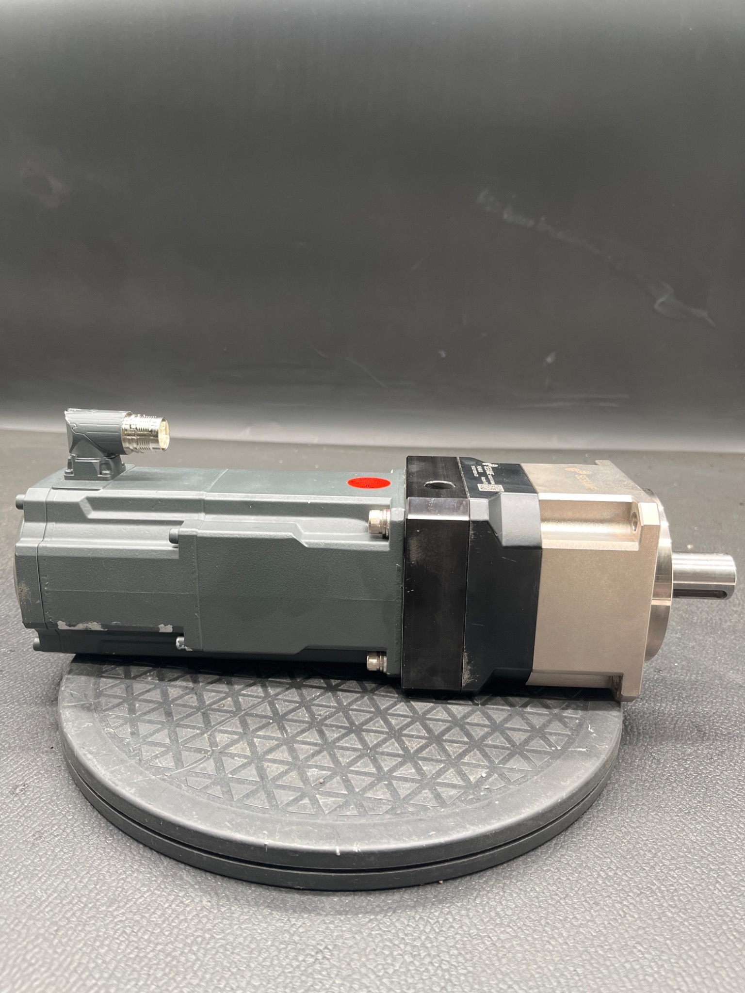 SIEMENS 1FK2104‑5AF10‑0SA0 SIMOTICS S Servo Motor w/ SESAME Gearbox USED 1