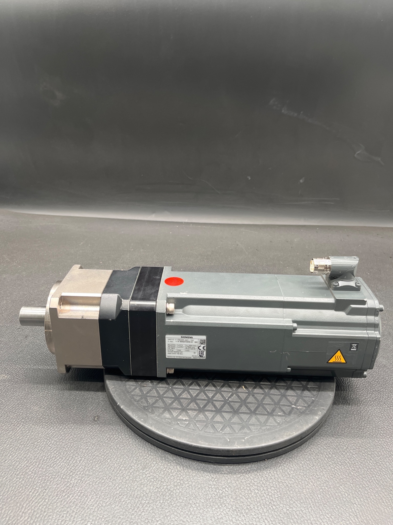 SIEMENS 1FK2205‑4AF11‑1SA0 SIMOTICS S Servo Motor w/ SESAME Gearbox USED 4