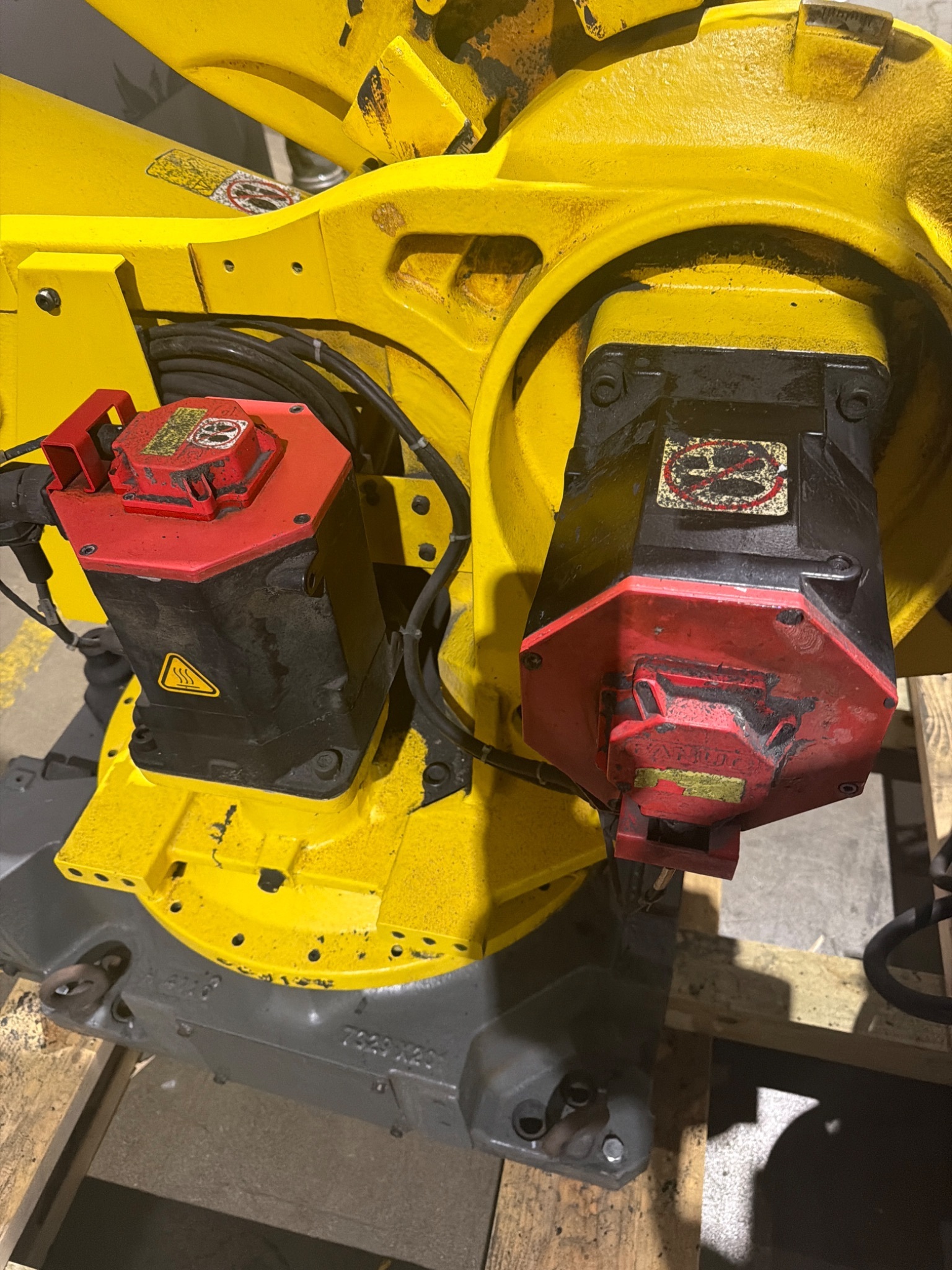 FANUC R‑2000iB/210F Robot Complete w/ R‑30iB Controller USED 5