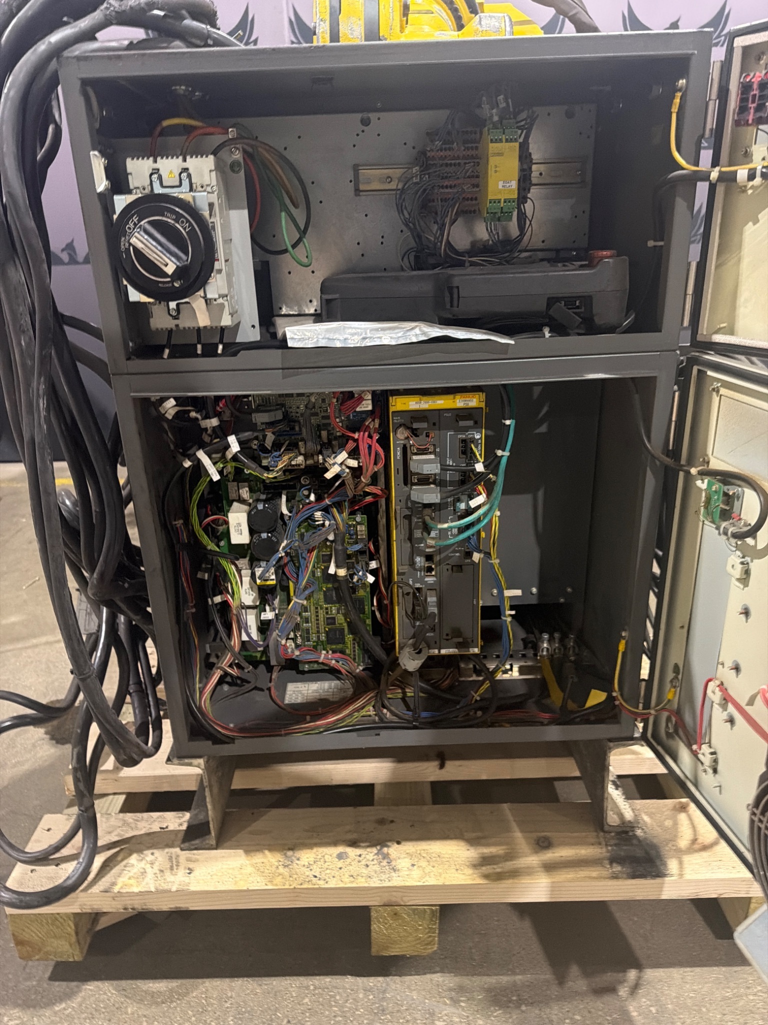 FANUC R‑2000iB/210F Robot Complete w/ R‑30iB Controller USED 8