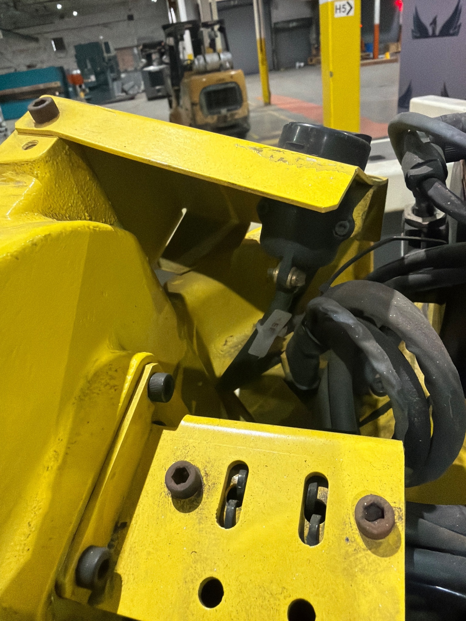 FANUC M‑16iB/20 Complete w/ R‑J3iB Controller USED 28
