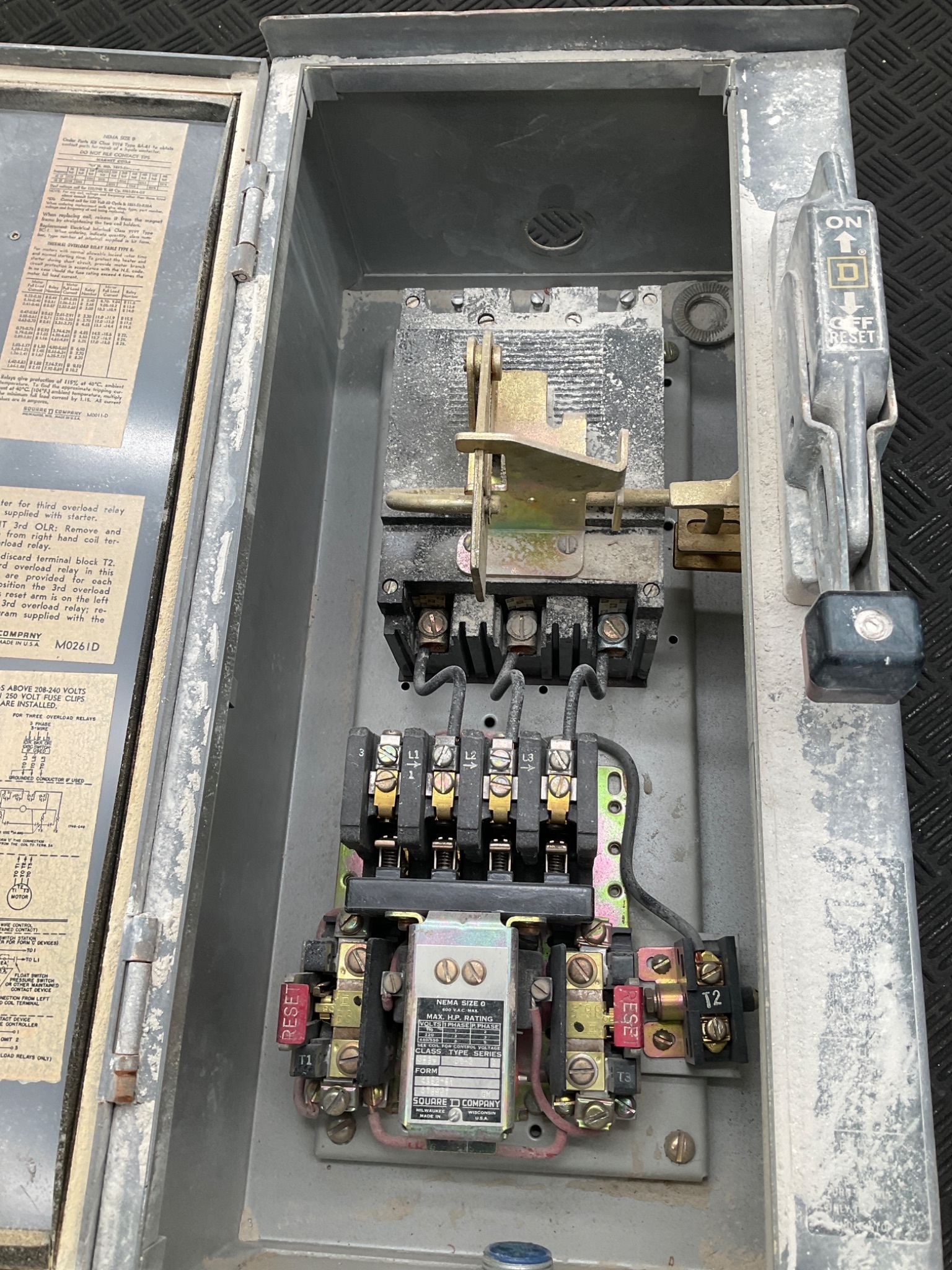 SQUARE D 8539‑BA12 MOTOR STARTER ASSEMBLY IN ENCLOSURE; USED 1