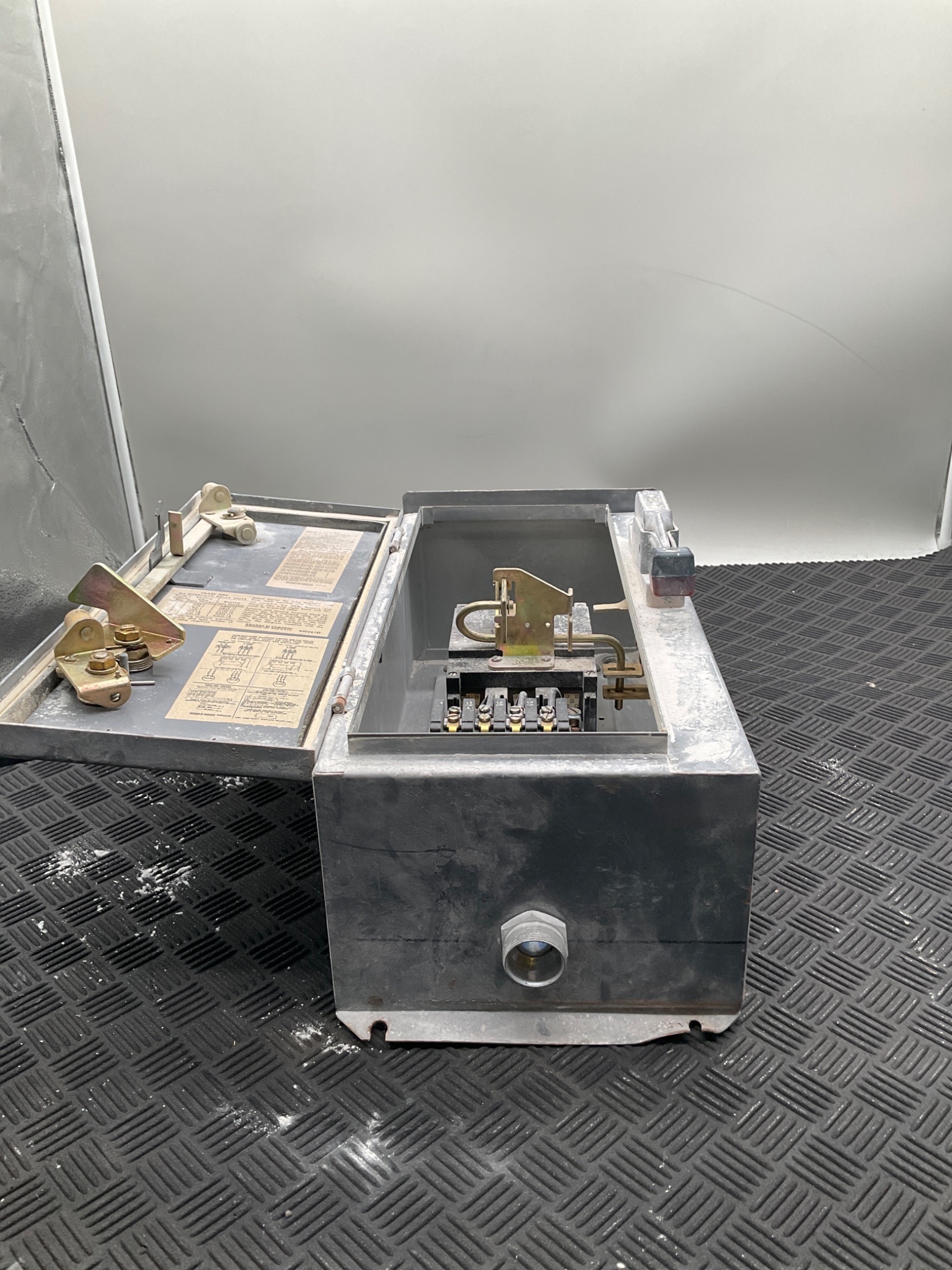 SQUARE D 8539‑BA12 MOTOR STARTER ASSEMBLY IN ENCLOSURE; USED 4
