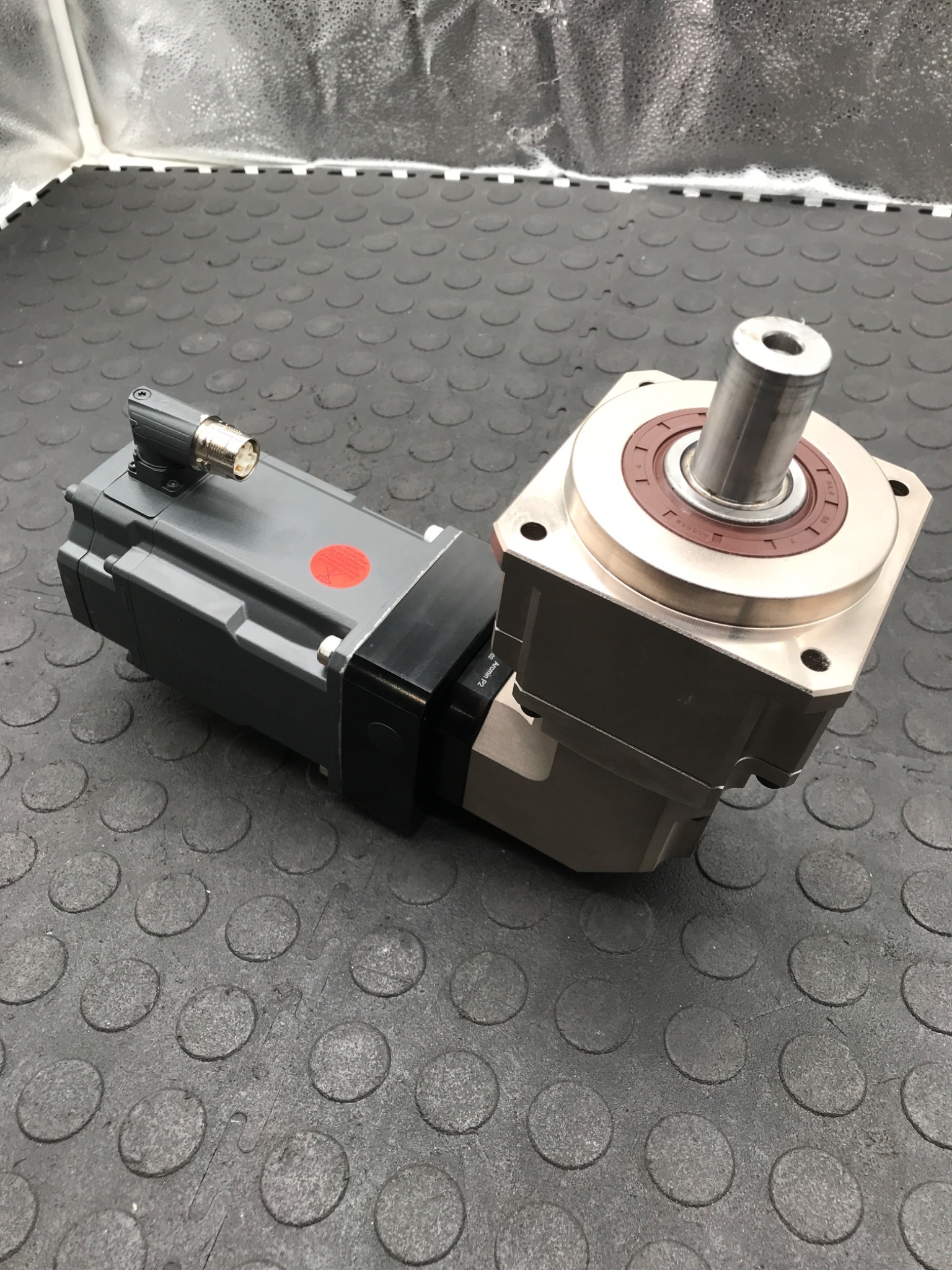 SIEMENS 1FK2204‑5AF01‑0SA0 SIMOTICS S Servo Motor w/ Sesame Gearbox USED 1