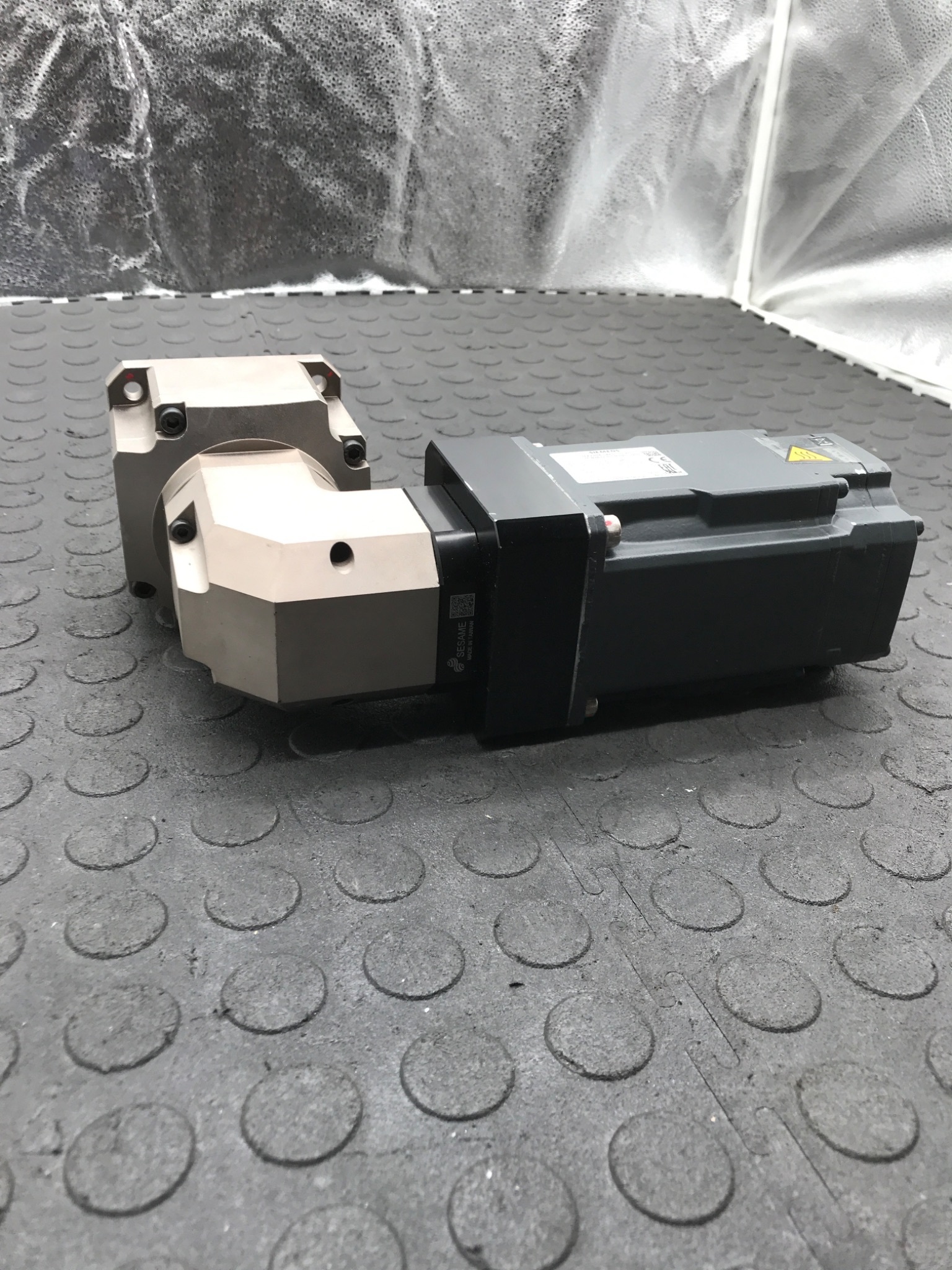 SIEMENS 1FK2204‑5AF01‑0SA0 SIMOTICS S Servo Motor w/ Sesame Gearbox USED 4