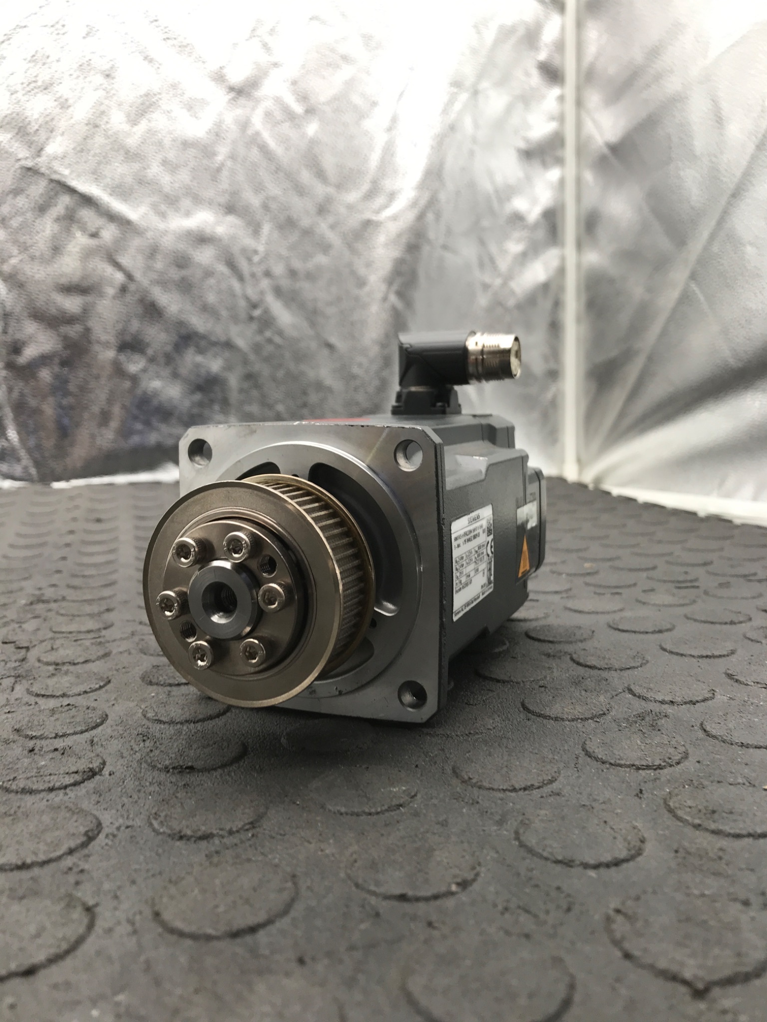 SIEMENS 1FK2204‑5AF00‑1S0 SIMOTICS S Servo Motor w/ Timing Pulley USED 1
