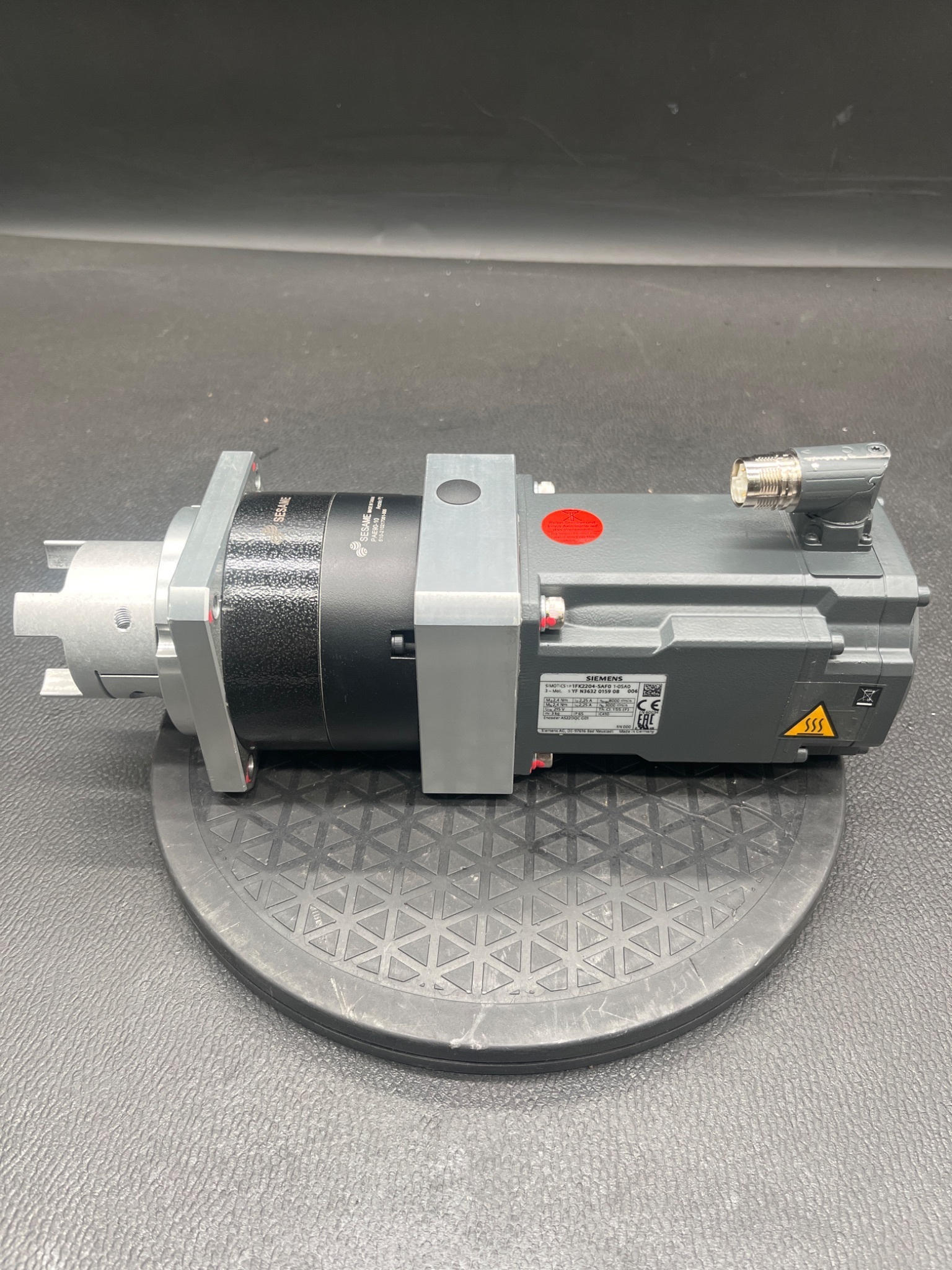 SIEMENS 1FK2204‑5AF01‑0SA0 SIMOTICS S Servo Motor w/ SESAME Drive Adapter USED 2