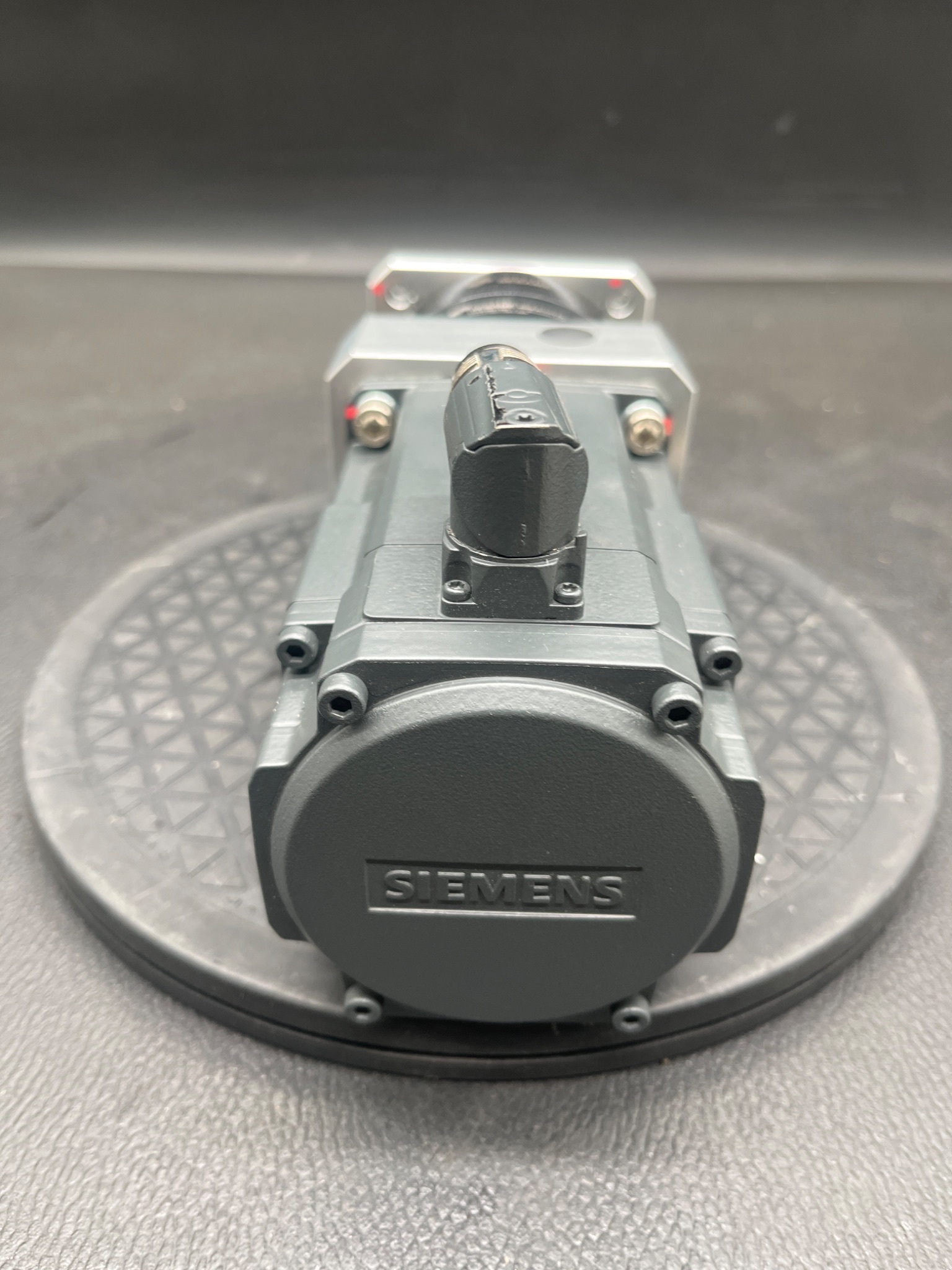 SIEMENS 1FK2204‑5AF01‑0SA0 SIMOTICS S Servo Motor w/ SESAME Drive Adapter USED 3