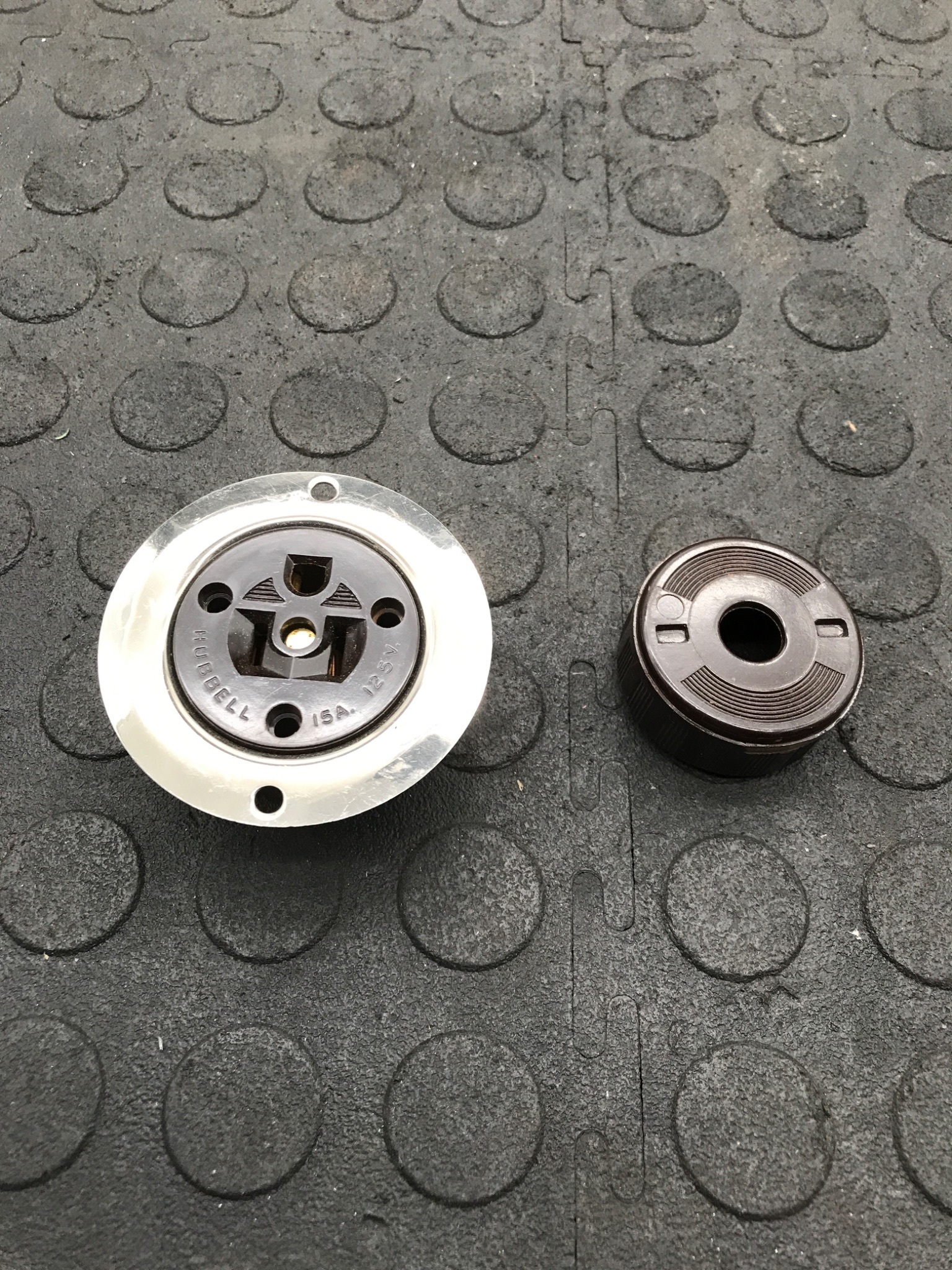 HUBBELL HBL5279 Flanged Receptacle NEMA 5‑15R NEW 0