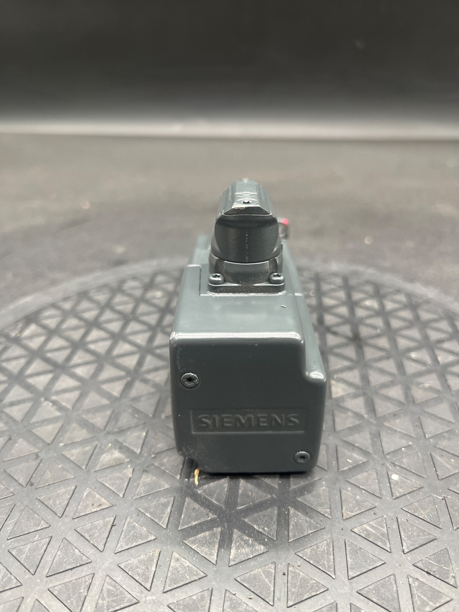 SIEMENS 1FK2102‑1AG00‑0SA0 SIMOTICS S Servo Motor USED 2