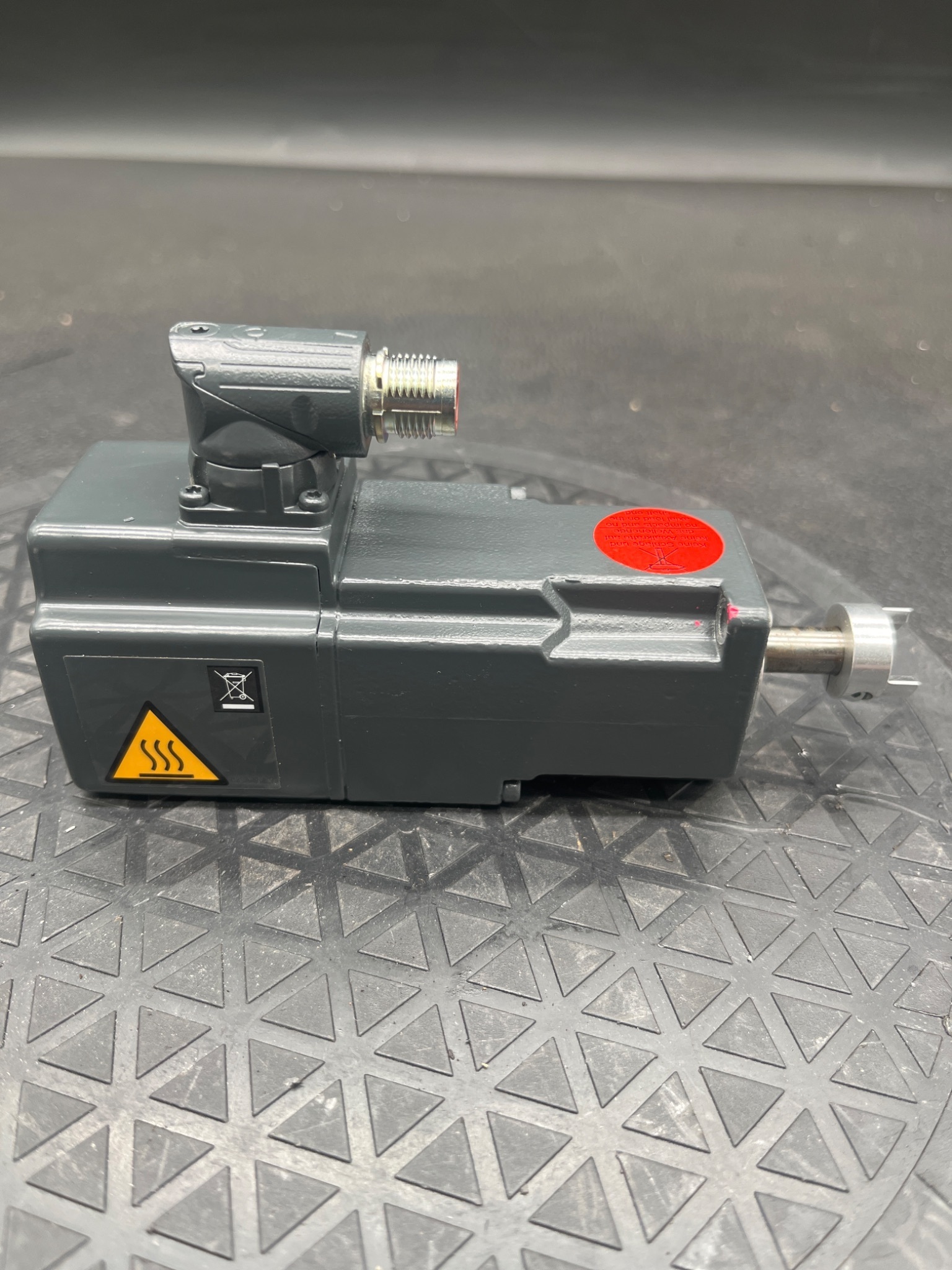 SIEMENS 1FK2102‑1AG00‑0SA0 SIMOTICS S Servo Motor USED 3