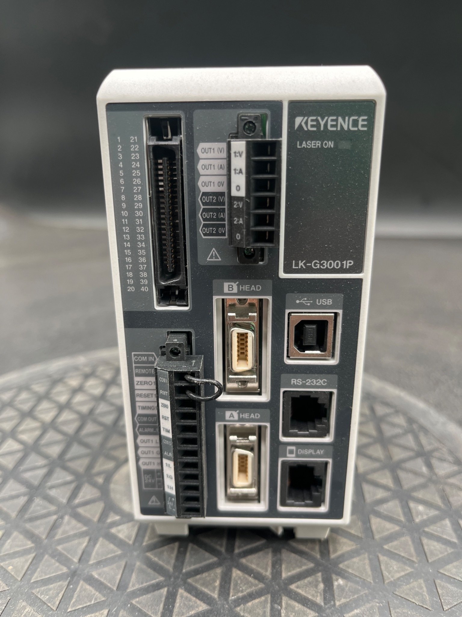 KEYENCE LK‑G3001P Laser Displacement Sensor Controller USED 1