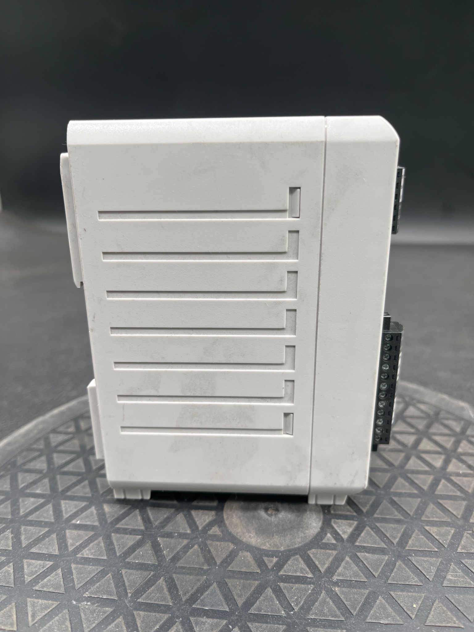 KEYENCE LK‑G3001P Laser Displacement Sensor Controller USED 4