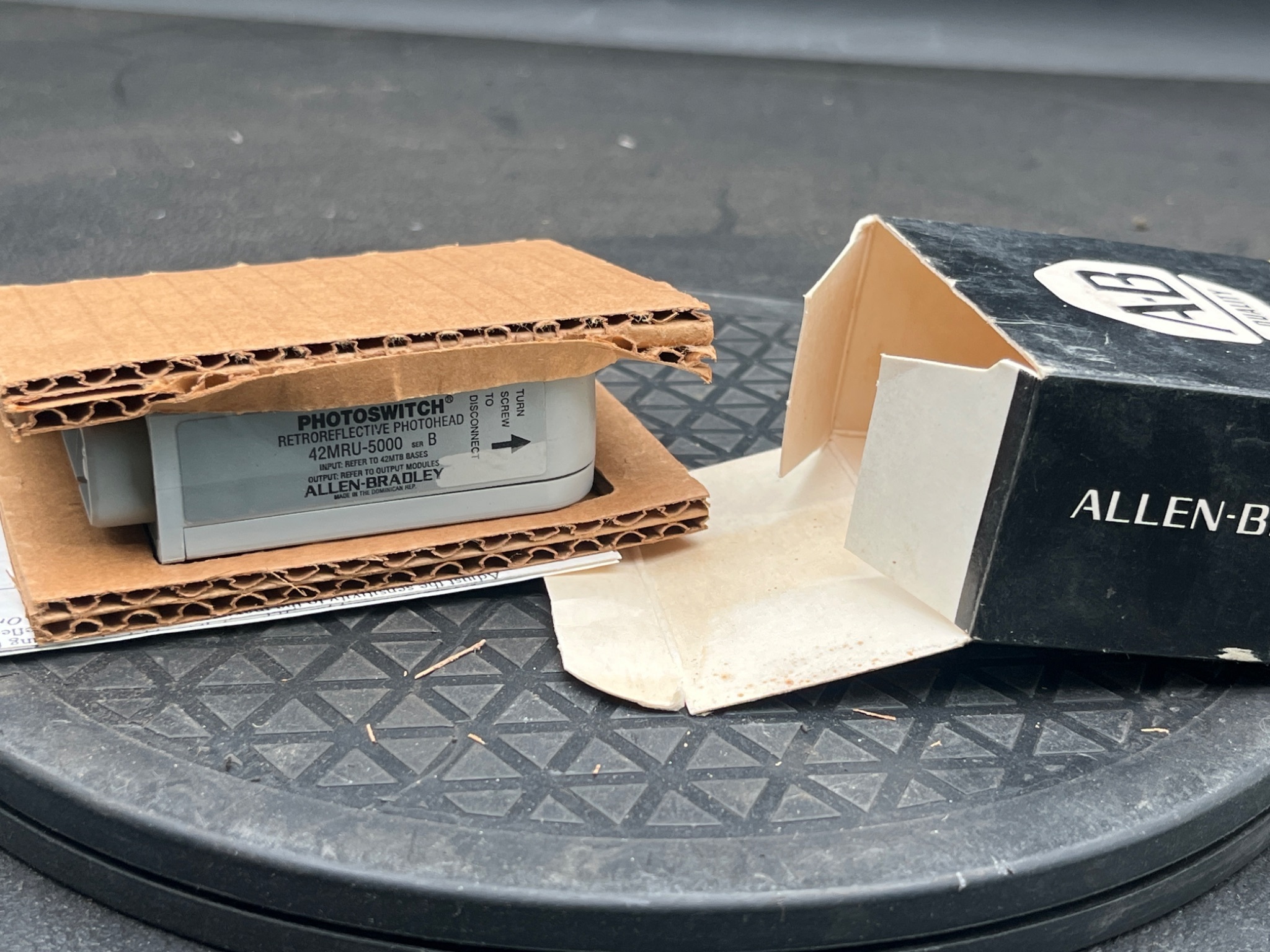 ALLEN‑BRADLEY 42MRU‑5000 Series B Photoswitch Retroreflective Photohead NEW 1