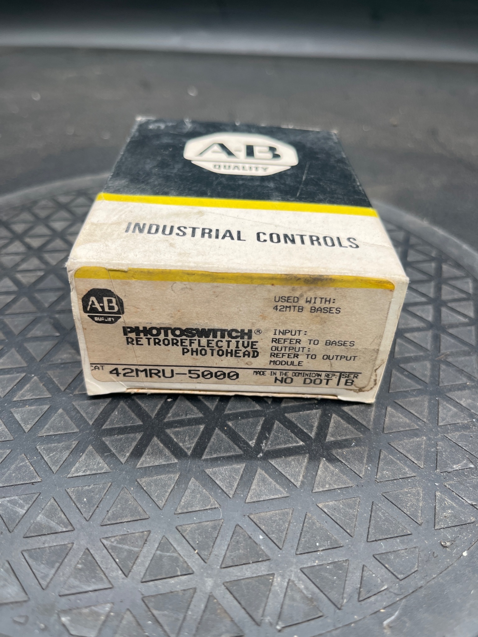 ALLEN‑BRADLEY 42MRU‑5000 Series B Photoswitch Retroreflective Photohead NEW 2