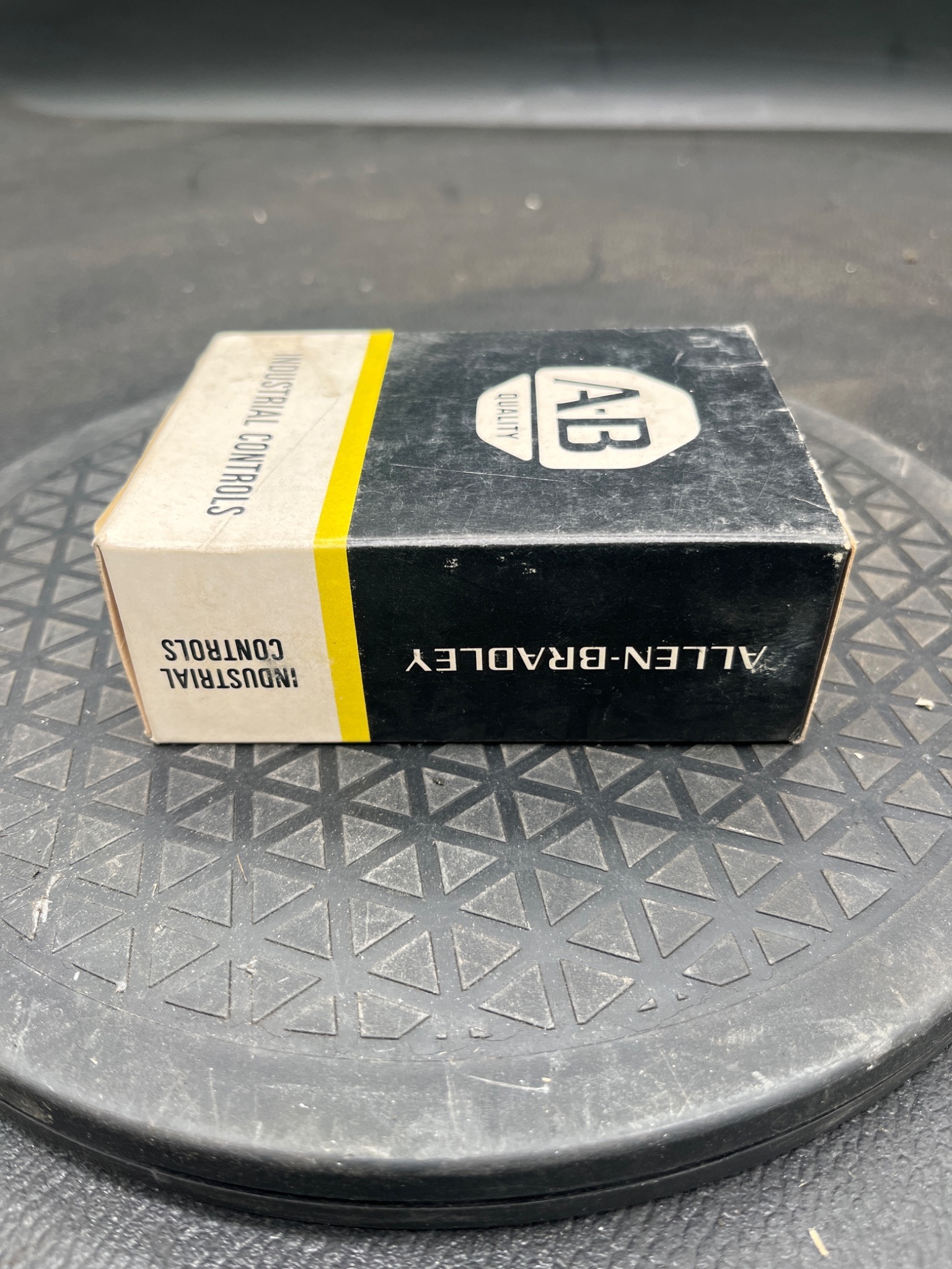 ALLEN‑BRADLEY 42MRU‑5000 Series B Photoswitch Retroreflective Photohead NEW 3