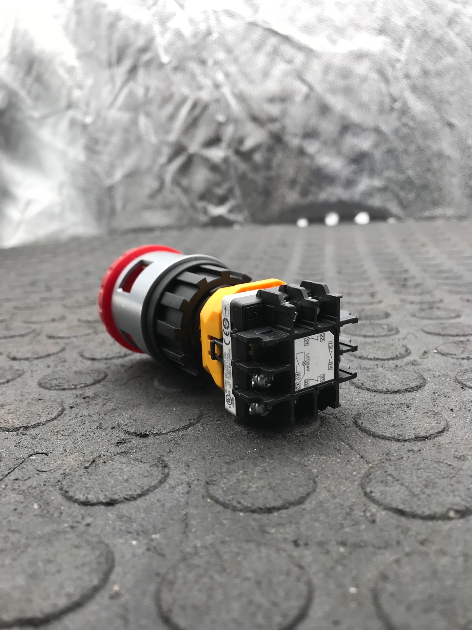 IDEC XN4E‑TL412Q4MR Emergency Stop Pushbutton NEW 3