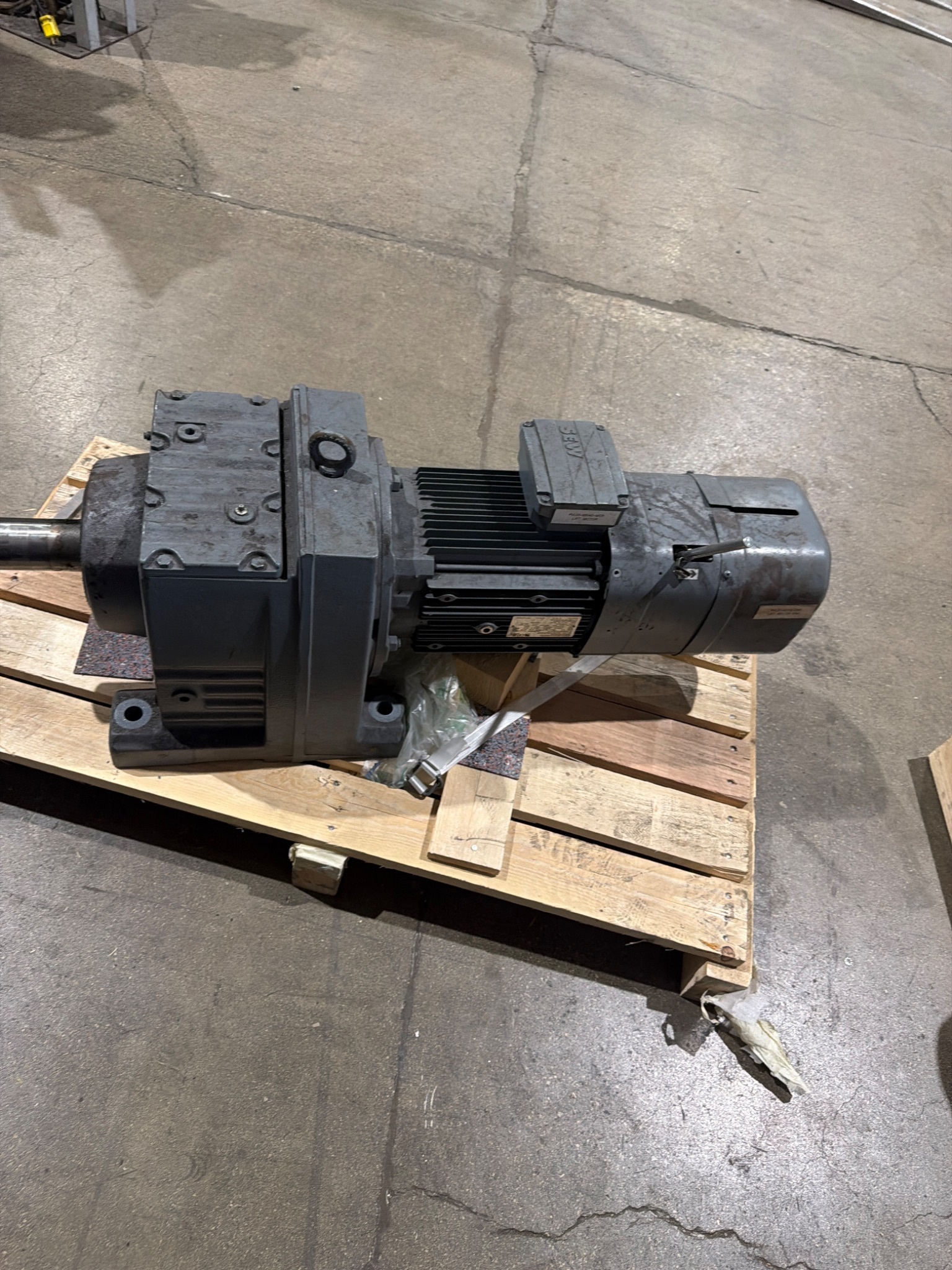 SEW‑EURODRIVE R97 DRL132S4BE11HR/TF/ES7S Gearmotor USED 3