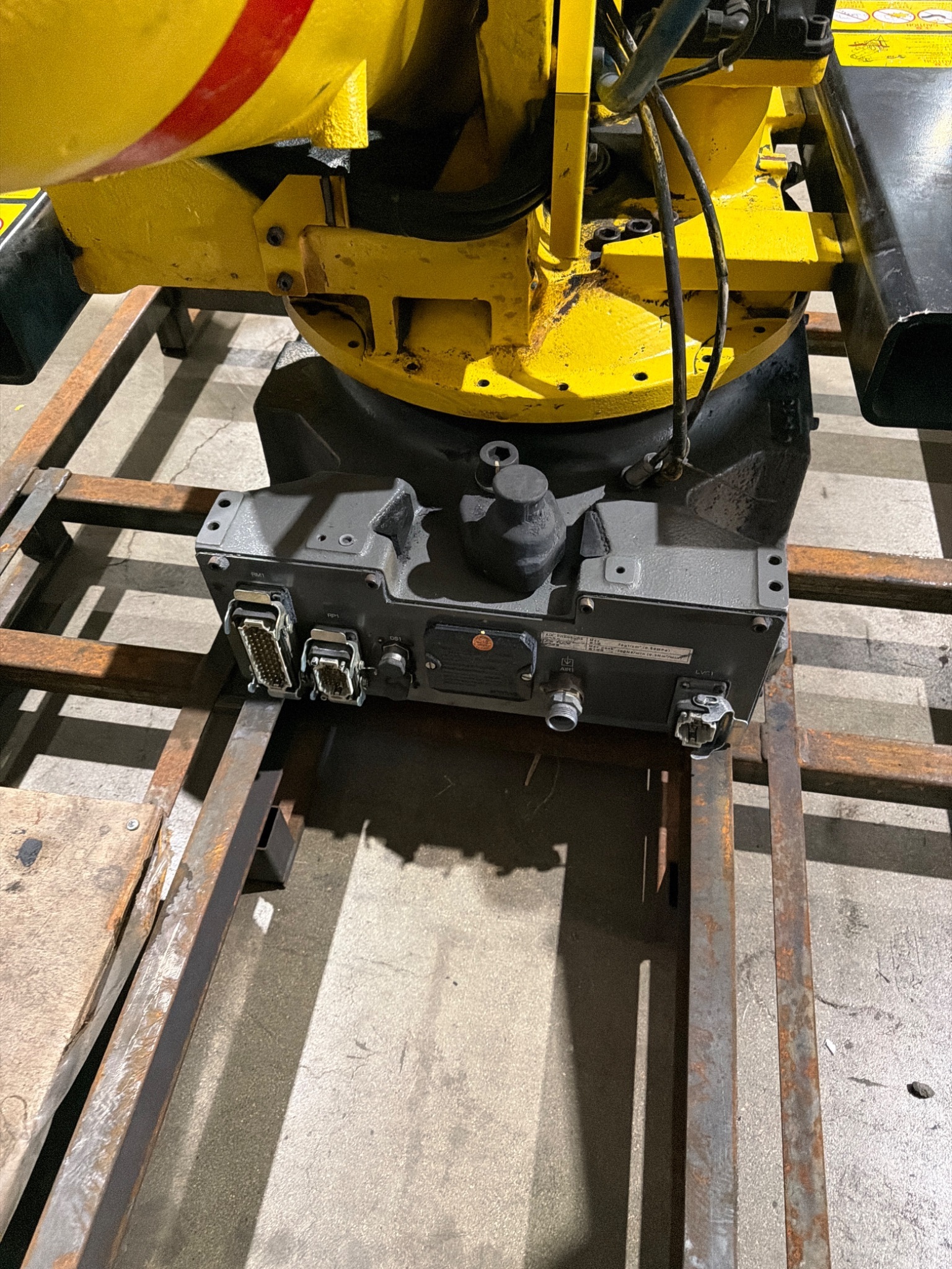 FANUC R‑2000iB/185L Complete w/ R‑30iB and Leoni Dress Pack USED 5
