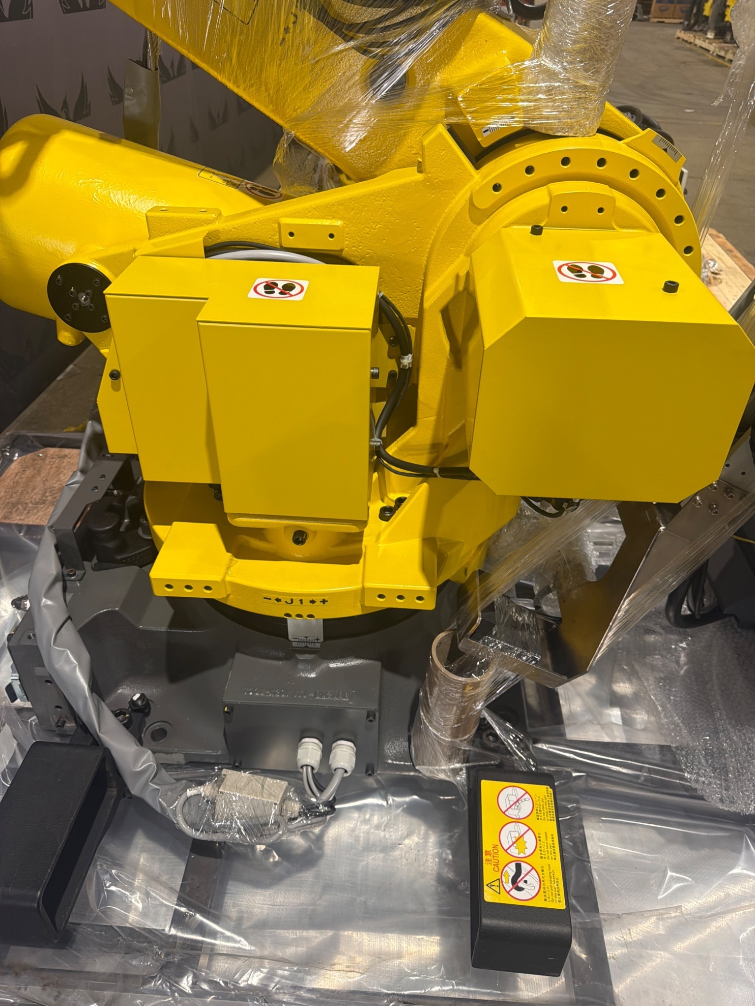 FANUC R‑2000iC/125L Robot Complete with R‑30iB Plus Controller USED 8