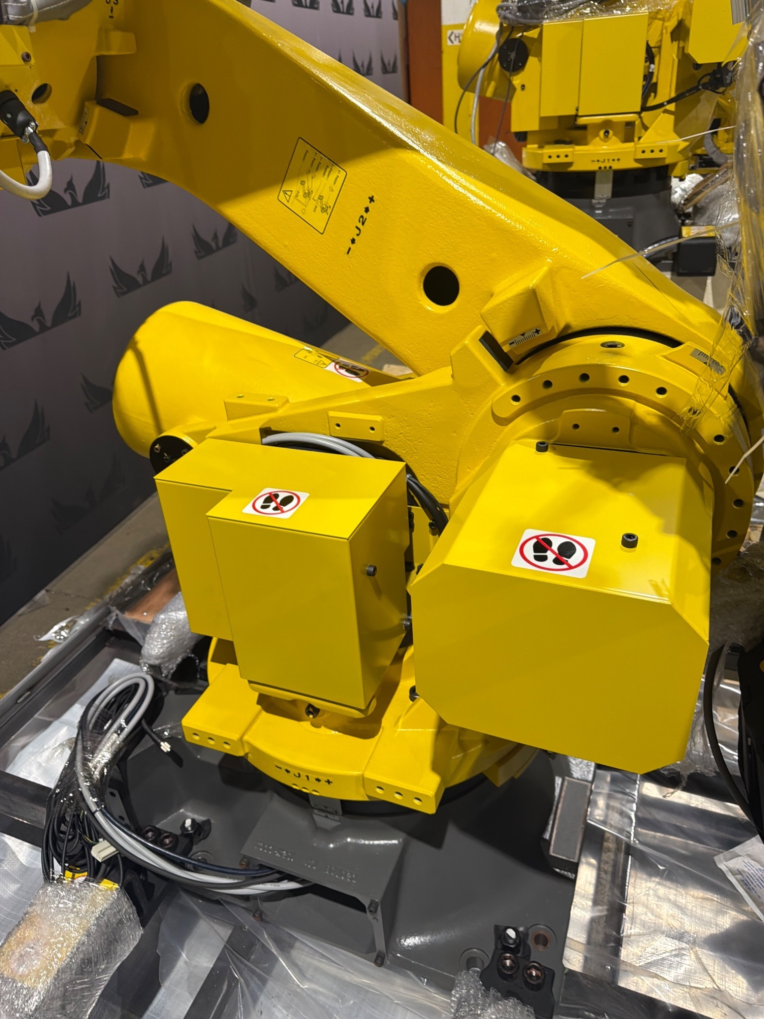 FANUC R‑2000iC/165F Complete with R‑30iB Plus Controller USED 4
