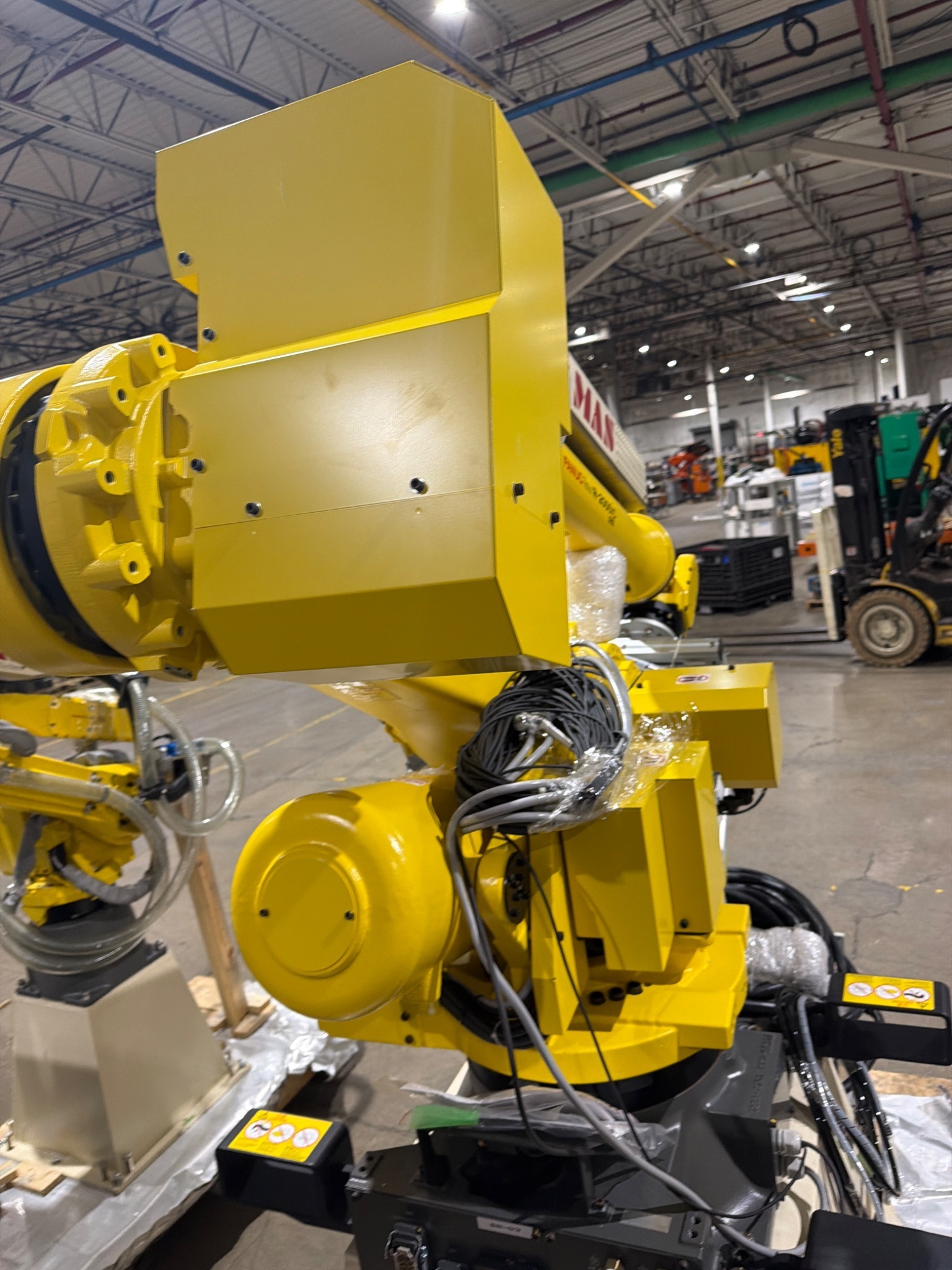 FANUC R‑2000iC/125L Complete with R‑30iB Plus Controller USED 8