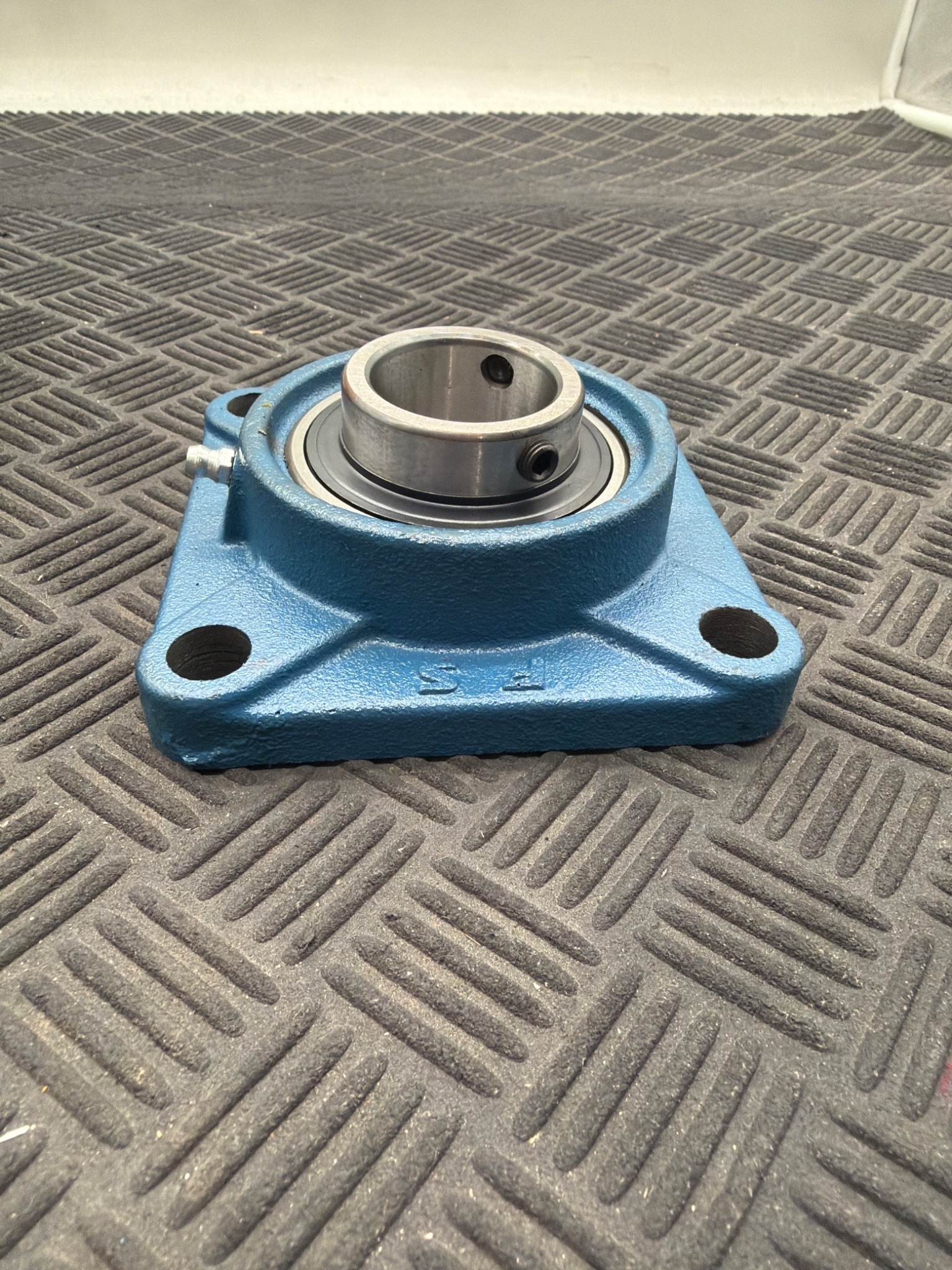 Fushan‑Bearings F207 Flange Mounted Ball Bearing NEW 1