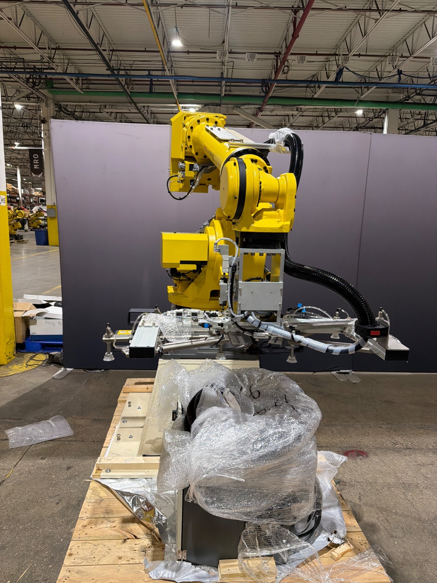 FANUC R‑2000iC/125L Complete with R‑30iB Plus Controller USED 1