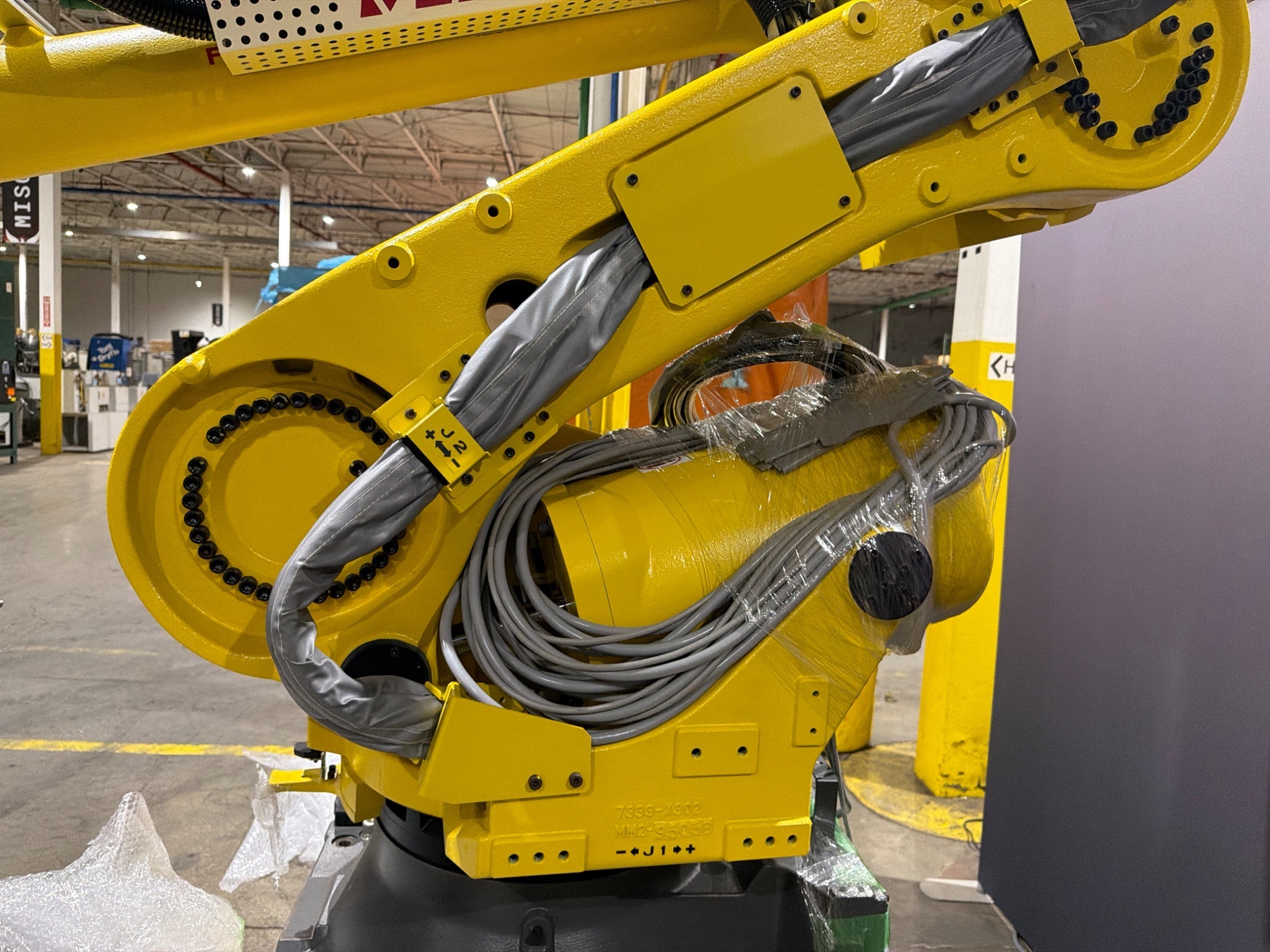 FANUC R‑2000iC/125L Complete with R‑30iB Plus Controller USED 4