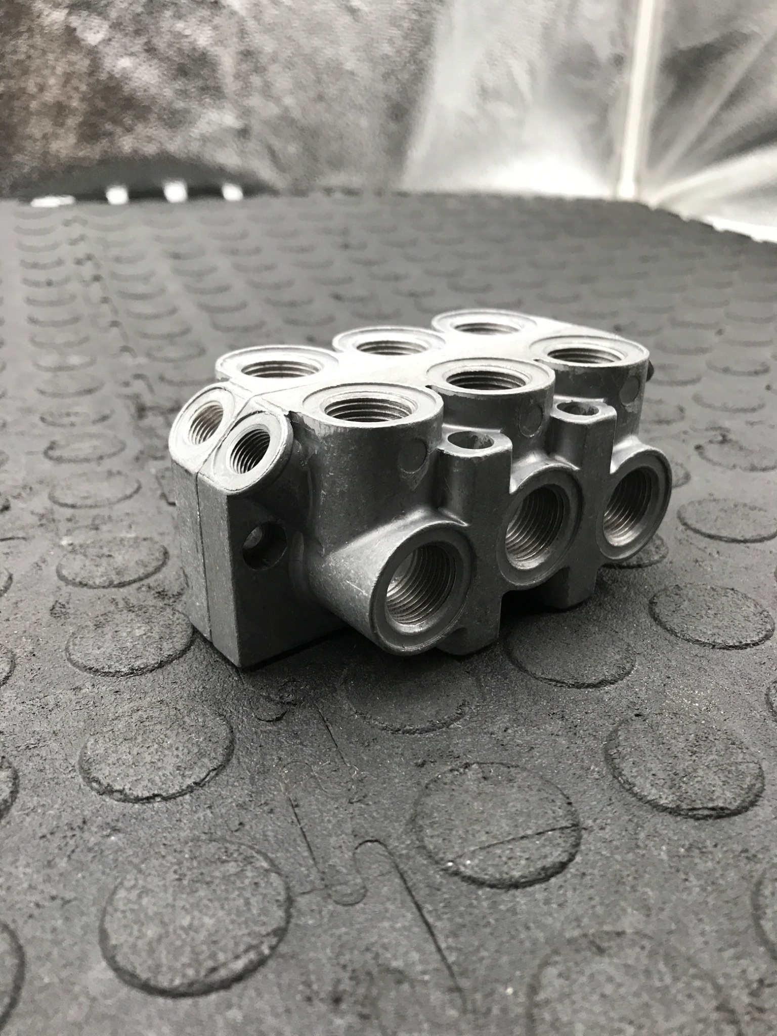 BOSCH 1 825 503 296 Fluid Distribution Manifold Block NEW 0