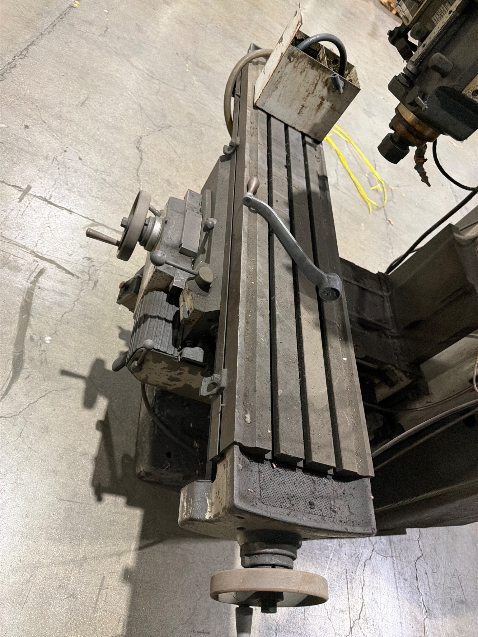 BRIDGEPORT SERIES II Vertical Milling Machine with Digital Readout USED 3