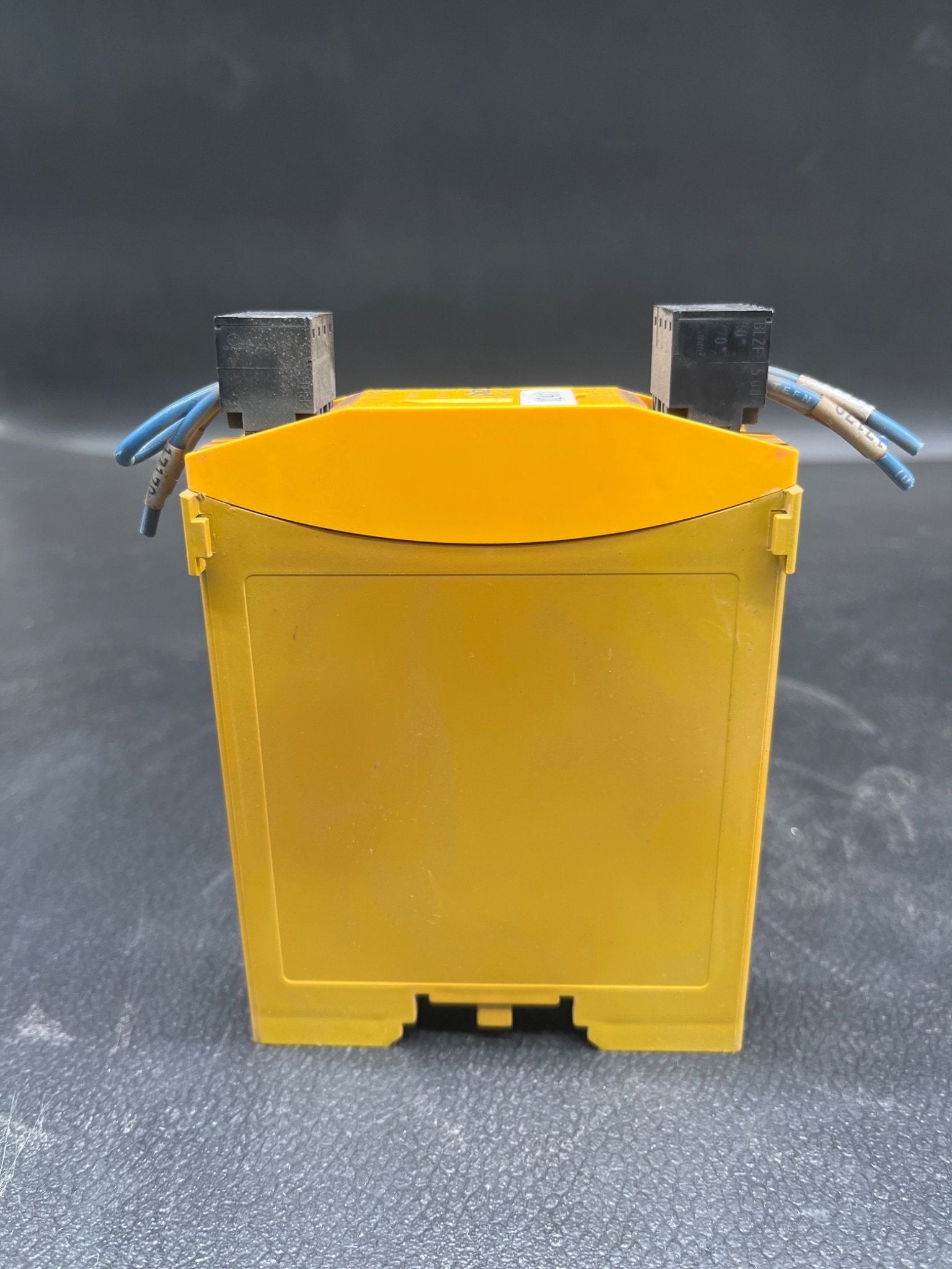 PILZ PNOZ mo4p Safety Output Module USED 0